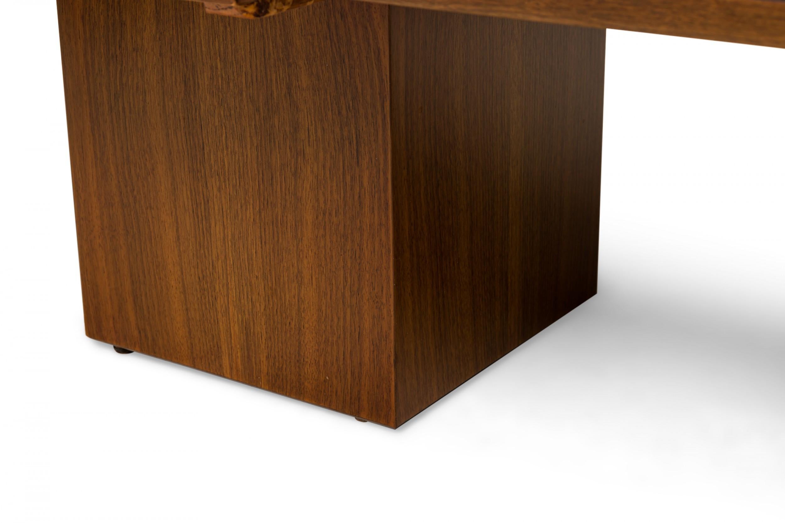 Amerikanischer Couchtisch aus Holz mit glattem Furnier aus der Mitte des Jahrhunderts in rechteckiger, erweiterbarer Form, die eine schwarze Formica-Platte in der Mitte offenbart und auf zwei quadratischen Blockstützen steht. (JOHN KEAL FÜR BROWN