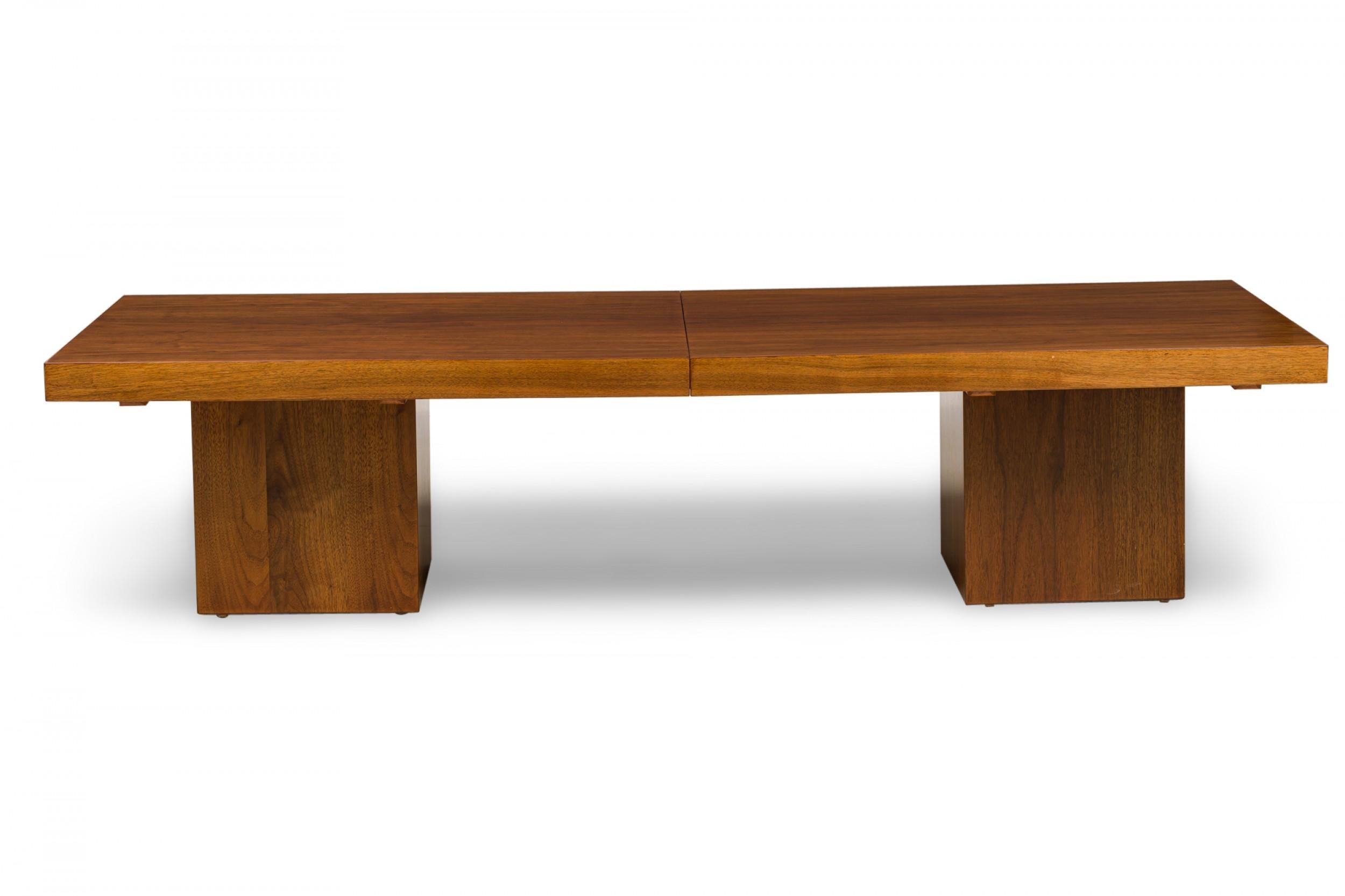 John Keal für Brown Saltman Amerikanischer ausziehbarer Couchtisch aus Holz, Mitte des Jahrhunderts (20. Jahrhundert) im Angebot