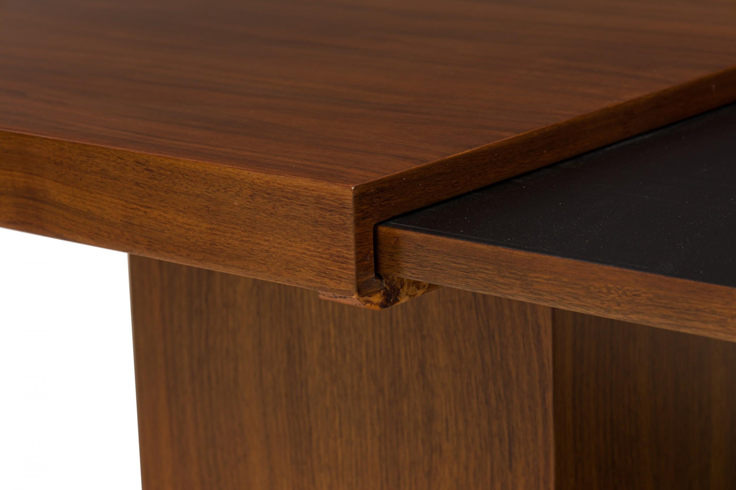 John Keal für Brown Saltman Amerikanischer ausziehbarer Couchtisch aus Holz, Mitte des Jahrhunderts im Angebot 1