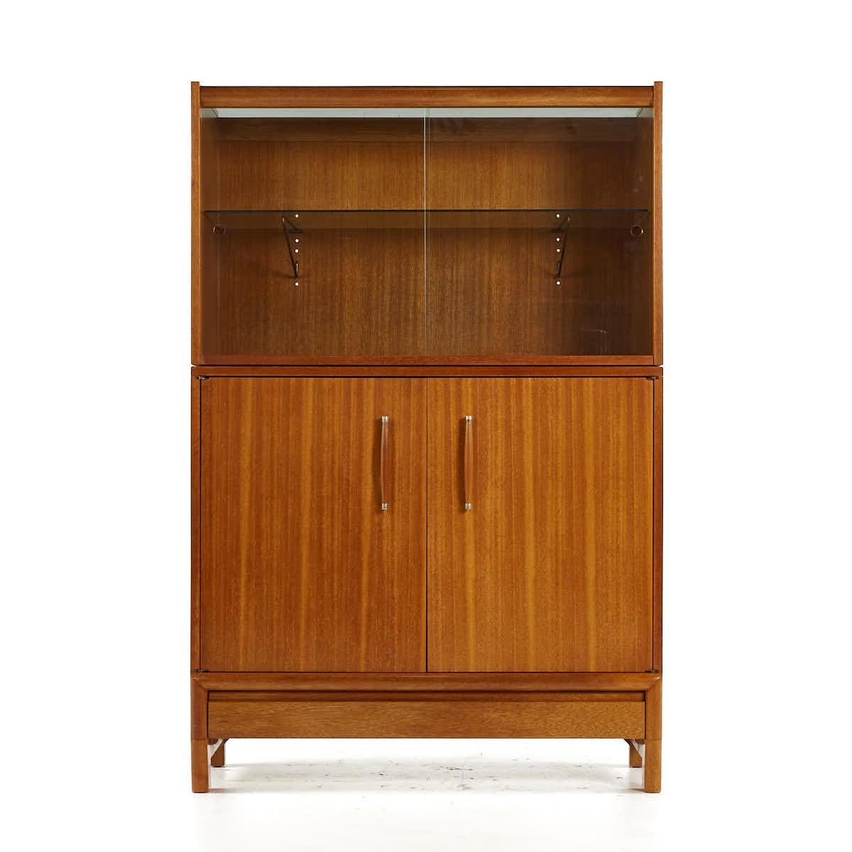 John Keal for Brown Saltman Mid Century Bleached Mahogany Buffet and Hutch

The buffet measures: 40 wide x 17 deep x 36 inches high
The hutch measures: 40 wide x 16 deep x 24 inches high
The combined height of the buffet and hutch is 60 inches

All