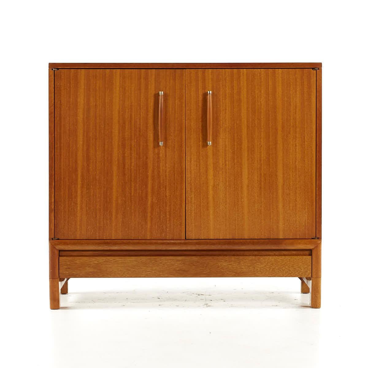 John Keal for Brown Saltman Mid Century Bleached Mahogany Buffet and Hutch In Good Condition For Sale In Countryside, IL