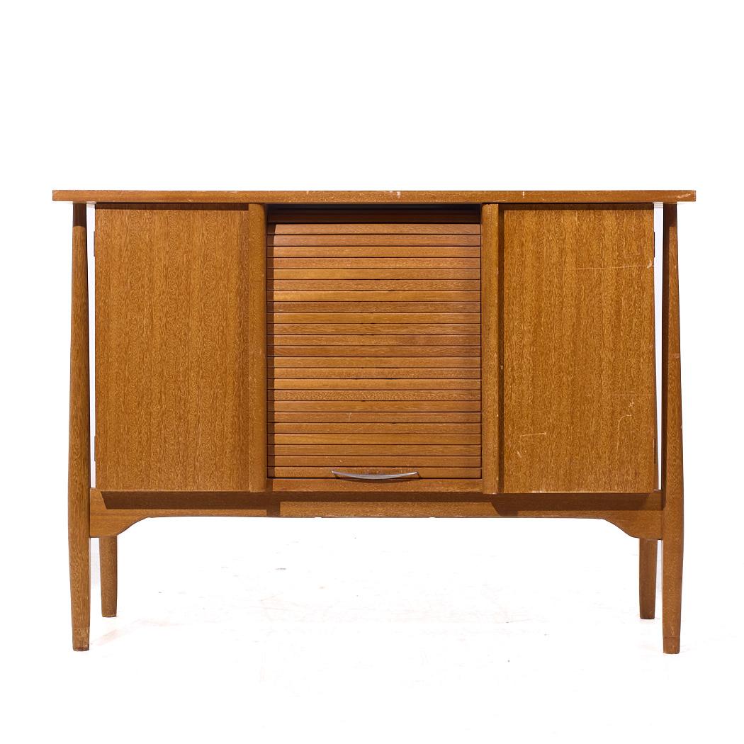 John Keal per Brown Saltman Credenza con ante a tamburo in mogano sbiancato della metà del secolo scorso

Questa credenza misura: 44,25 larghezza x 18,25 profondità x 32,25 pollici di altezza

Tutti i mobili possono essere acquistati in quello che