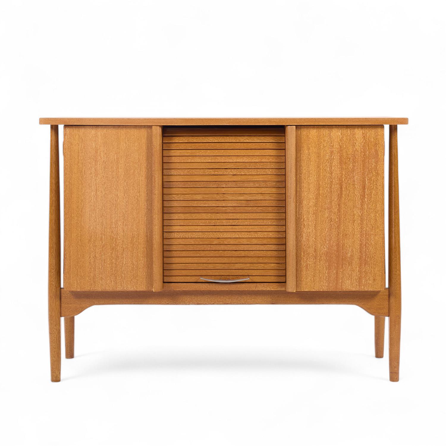 John Keal para Brown Saltman Credenza con puerta de tambor de caoba blanqueada de mediados de siglo

Este aparador mide 44,25 de ancho x 18,25 de fondo x 32,25 pulgadas de alto

Todos los muebles pueden adquirirse en lo que denominamos estado