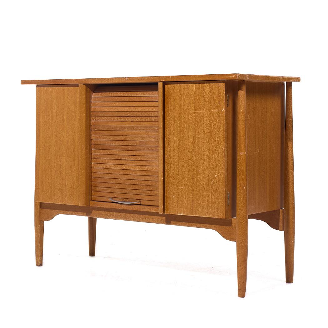 Mid-Century moderno John Keal per Brown Saltman Credenza con ante a tamburo in mogano sbiancato della metà del secolo scorso in vendita