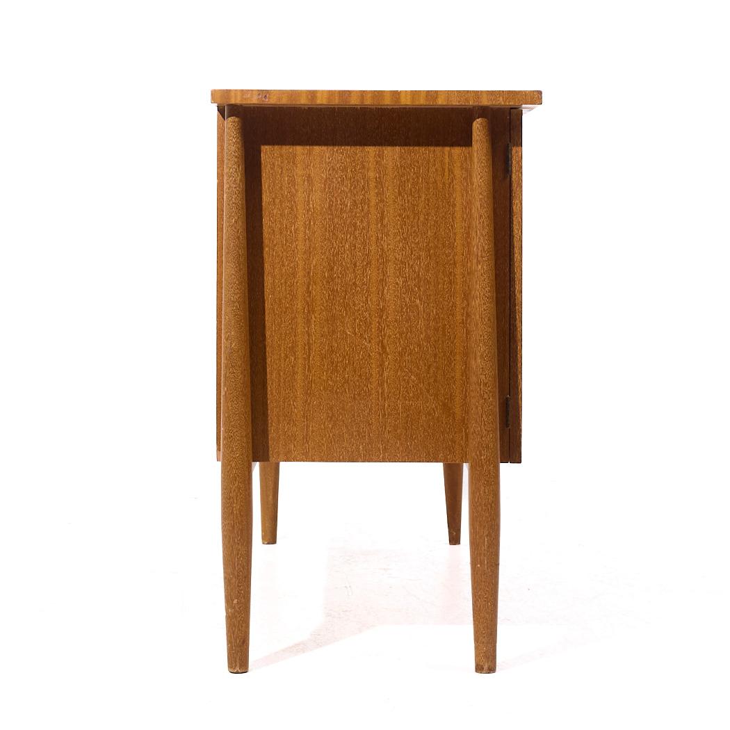 Americano John Keal per Brown Saltman Credenza con ante a tamburo in mogano sbiancato della metà del secolo scorso in vendita