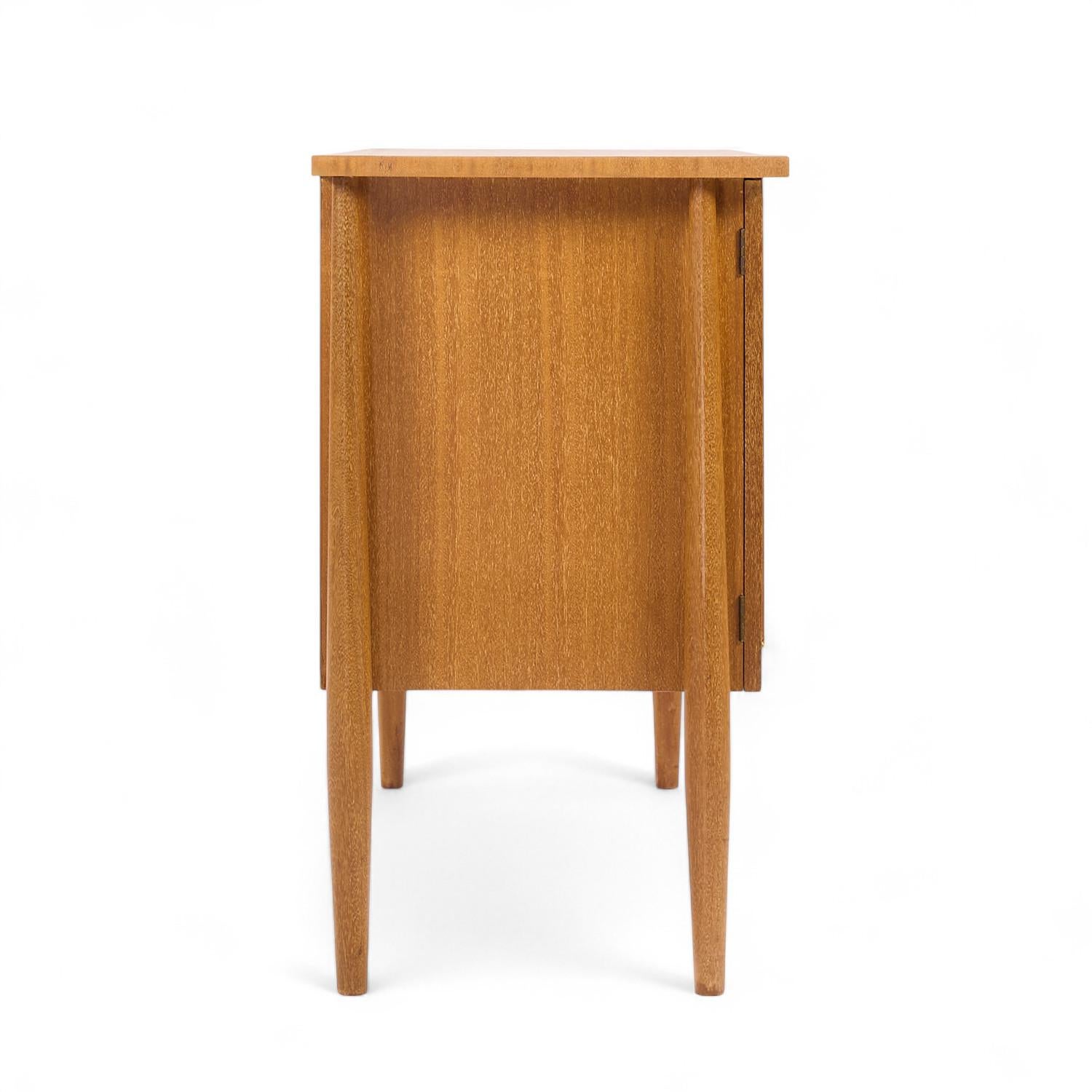 John Keal para Brown Saltman Credenza con puerta de tambor de caoba blanqueada de mediados de siglo Estadounidense en venta