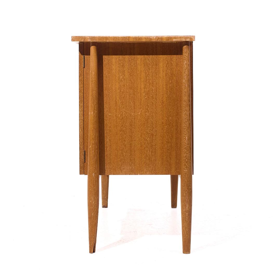 Sbiancato John Keal per Brown Saltman Credenza con ante a tamburo in mogano sbiancato della metà del secolo scorso in vendita