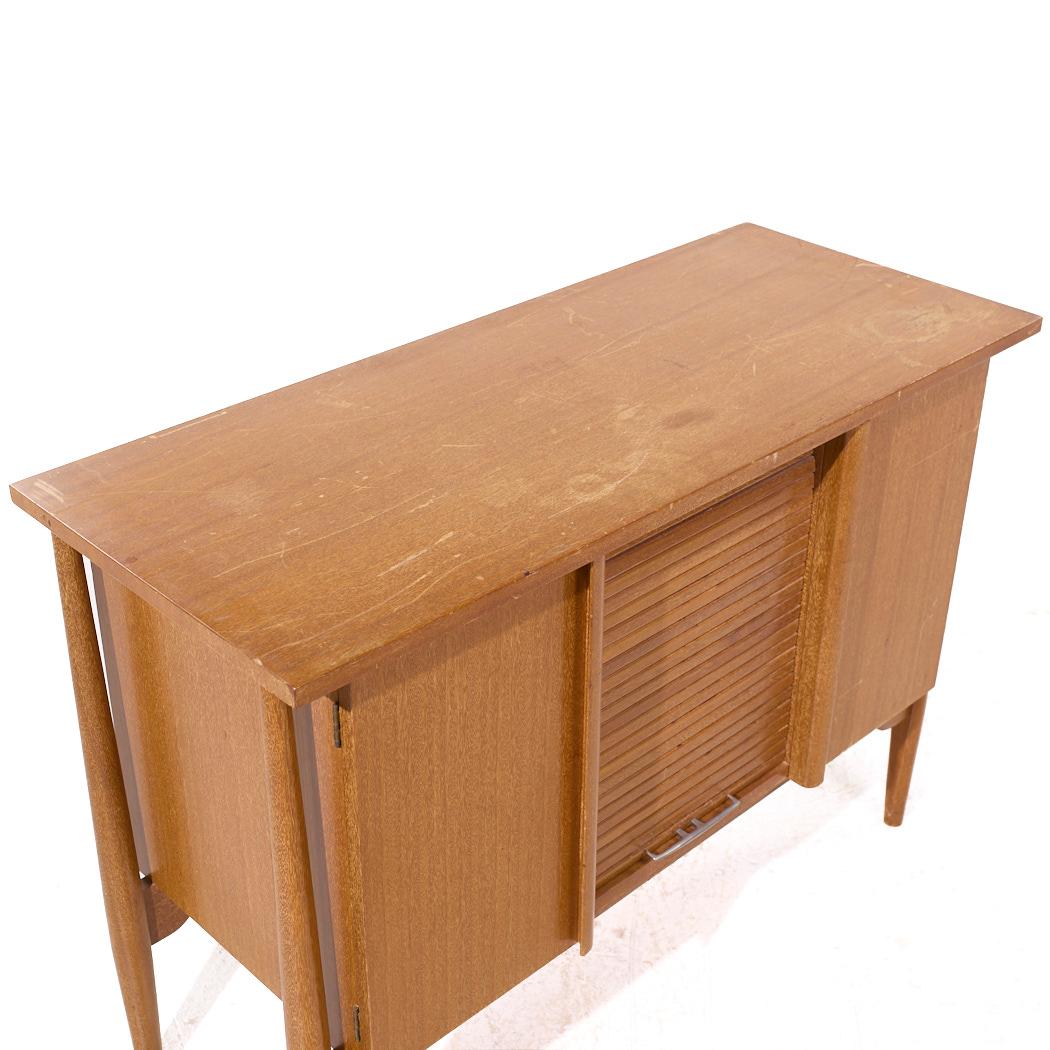 John Keal per Brown Saltman Credenza con ante a tamburo in mogano sbiancato della metà del secolo scorso In condizioni buone in vendita a Countryside, IL