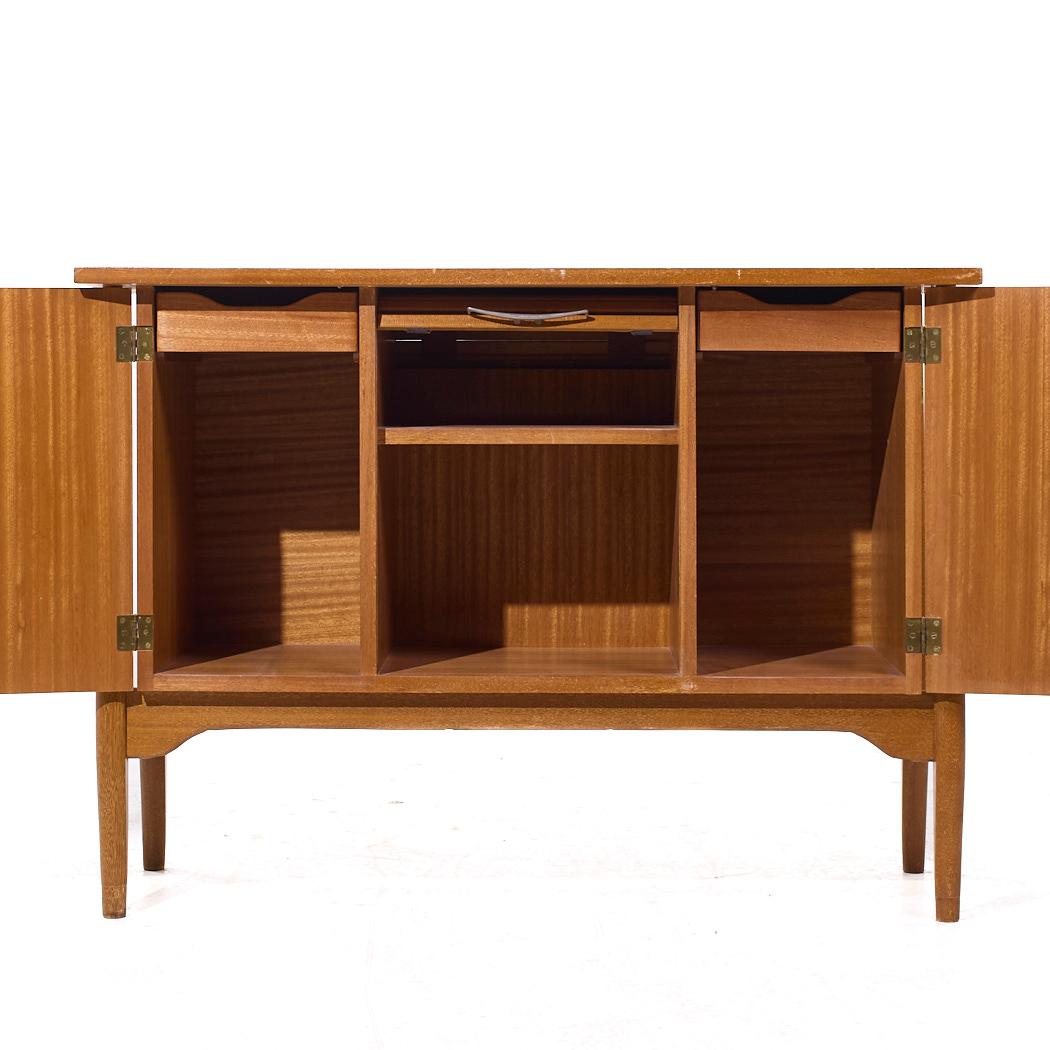Fine XX secolo John Keal per Brown Saltman Credenza con ante a tamburo in mogano sbiancato della metà del secolo scorso in vendita