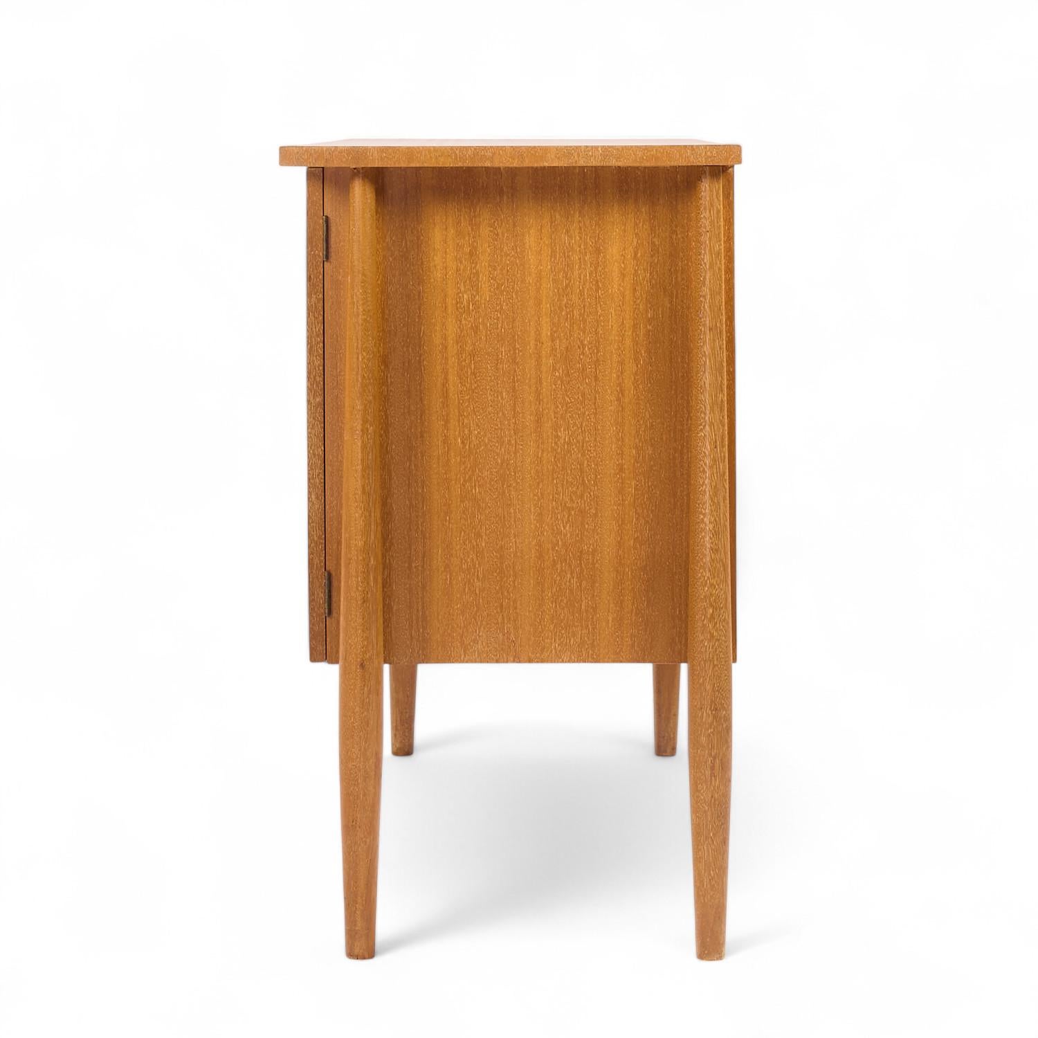 John Keal para Brown Saltman Credenza con puerta de tambor de caoba blanqueada de mediados de siglo Blanqueado en venta