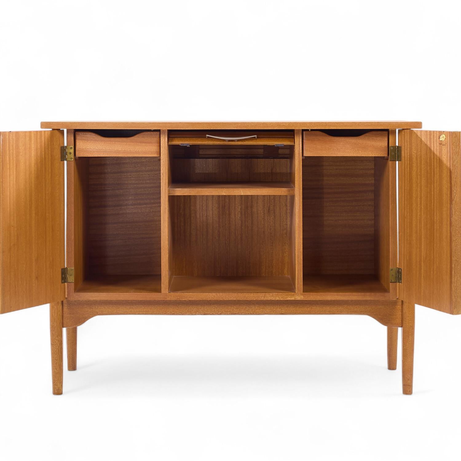 John Keal para Brown Saltman Credenza con puerta de tambor de caoba blanqueada de mediados de siglo en Bueno estado para la venta en Franklin Park, IL