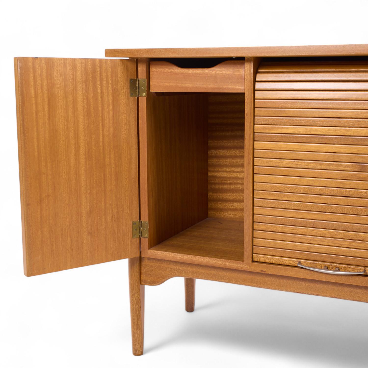 John Keal para Brown Saltman Credenza con puerta de tambor de caoba blanqueada de mediados de siglo finales del siglo XX en venta