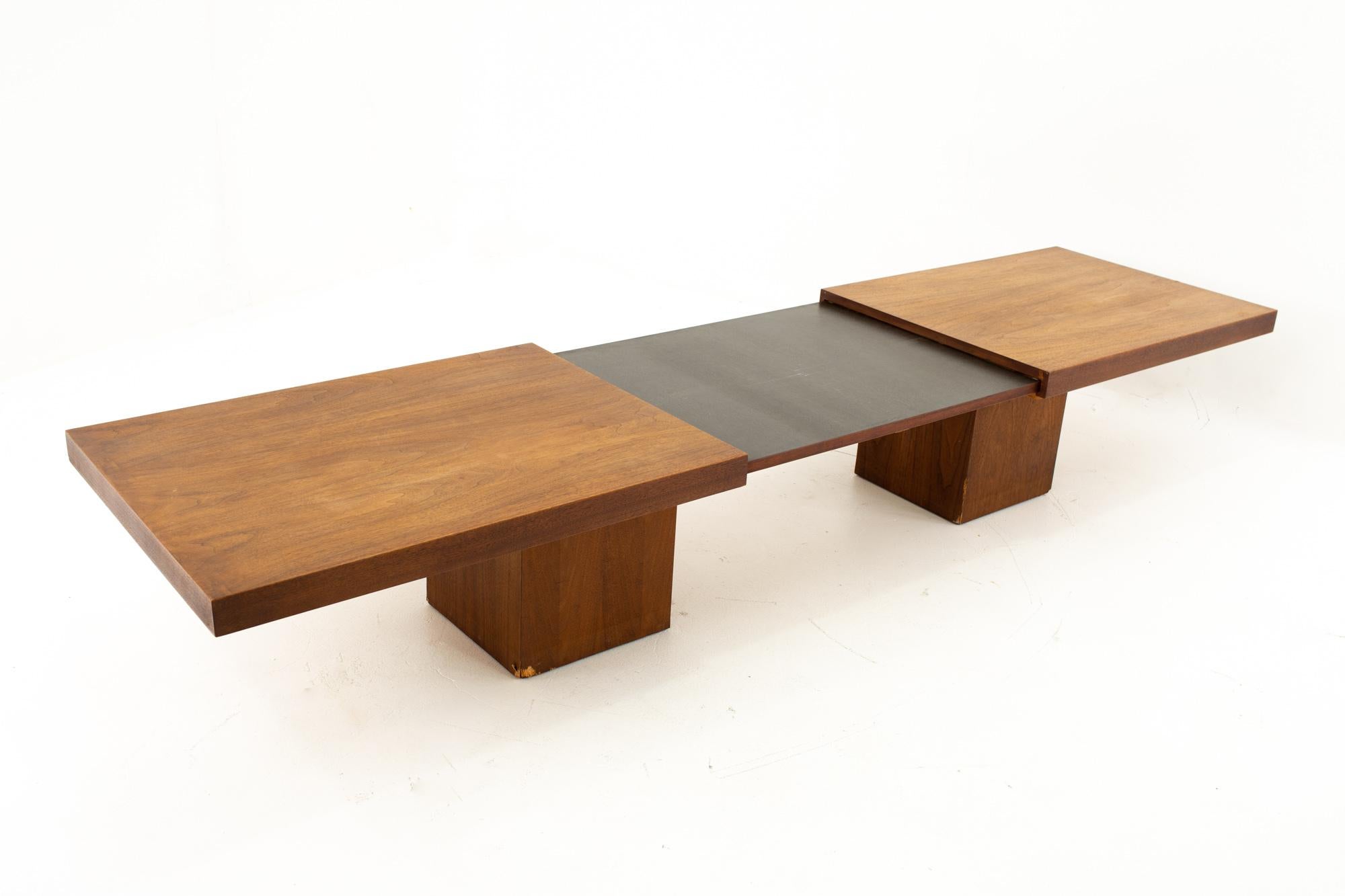 John Keal for Brown Saltman Mid Century Expanding Coffee Table In Excellent Condition In Countryside, IL