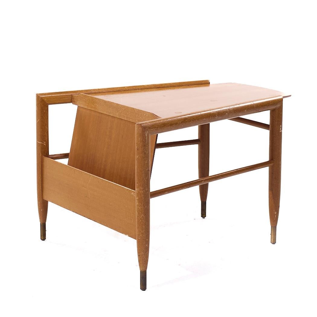 Legno John Keal per Brown Saltman Tavolino da rivista del Medioevo in vendita