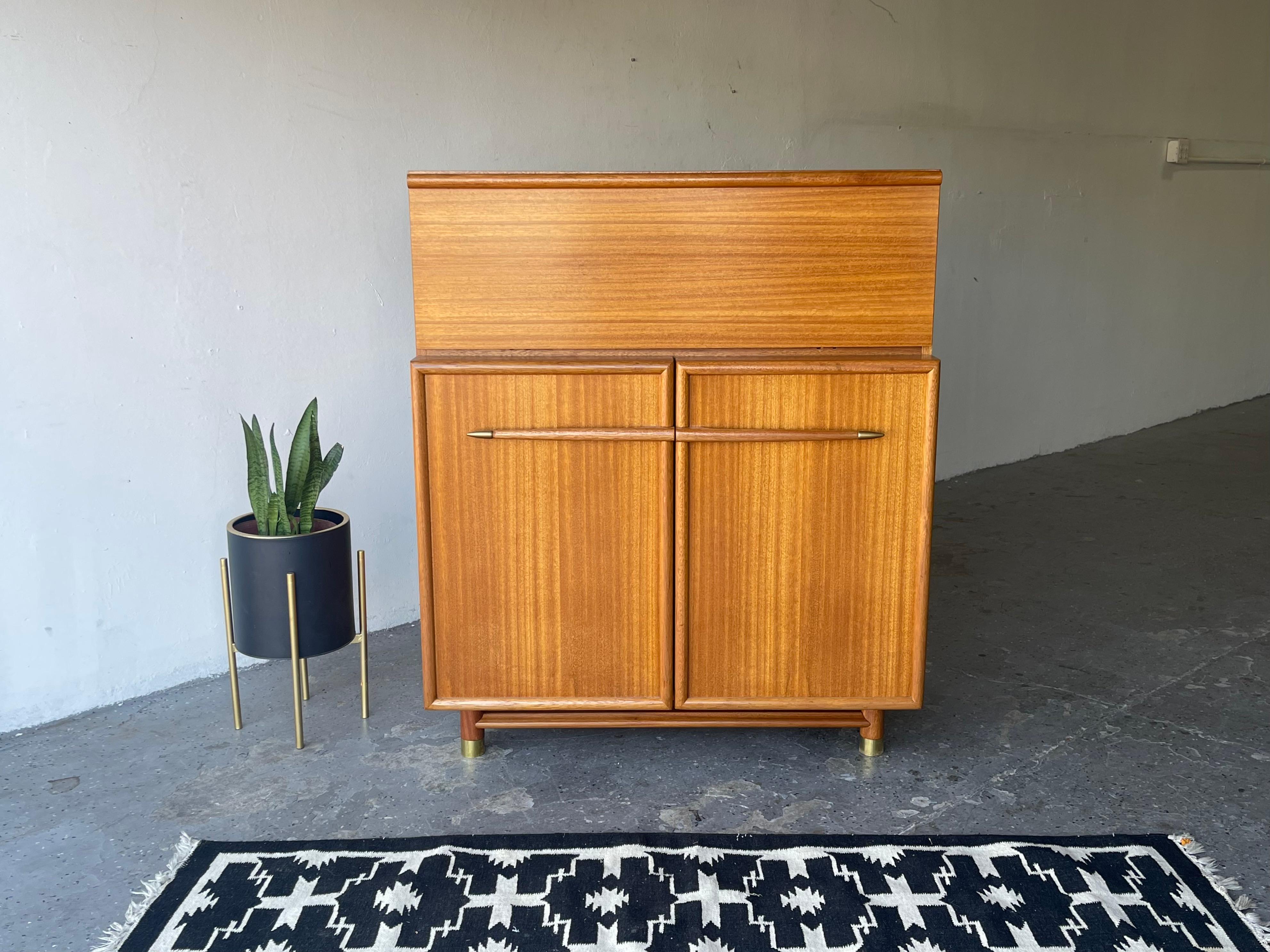 John Keal for brown saltman Mid Century Modern gentlemen's chest highboy. 


Rat pack cool Mid-Century Modern gentlemen's chest by John Keal for Brown Saltman Look at thoughs rocket handles/pulls . Tons of storage with 11 drawers. 


Bleached