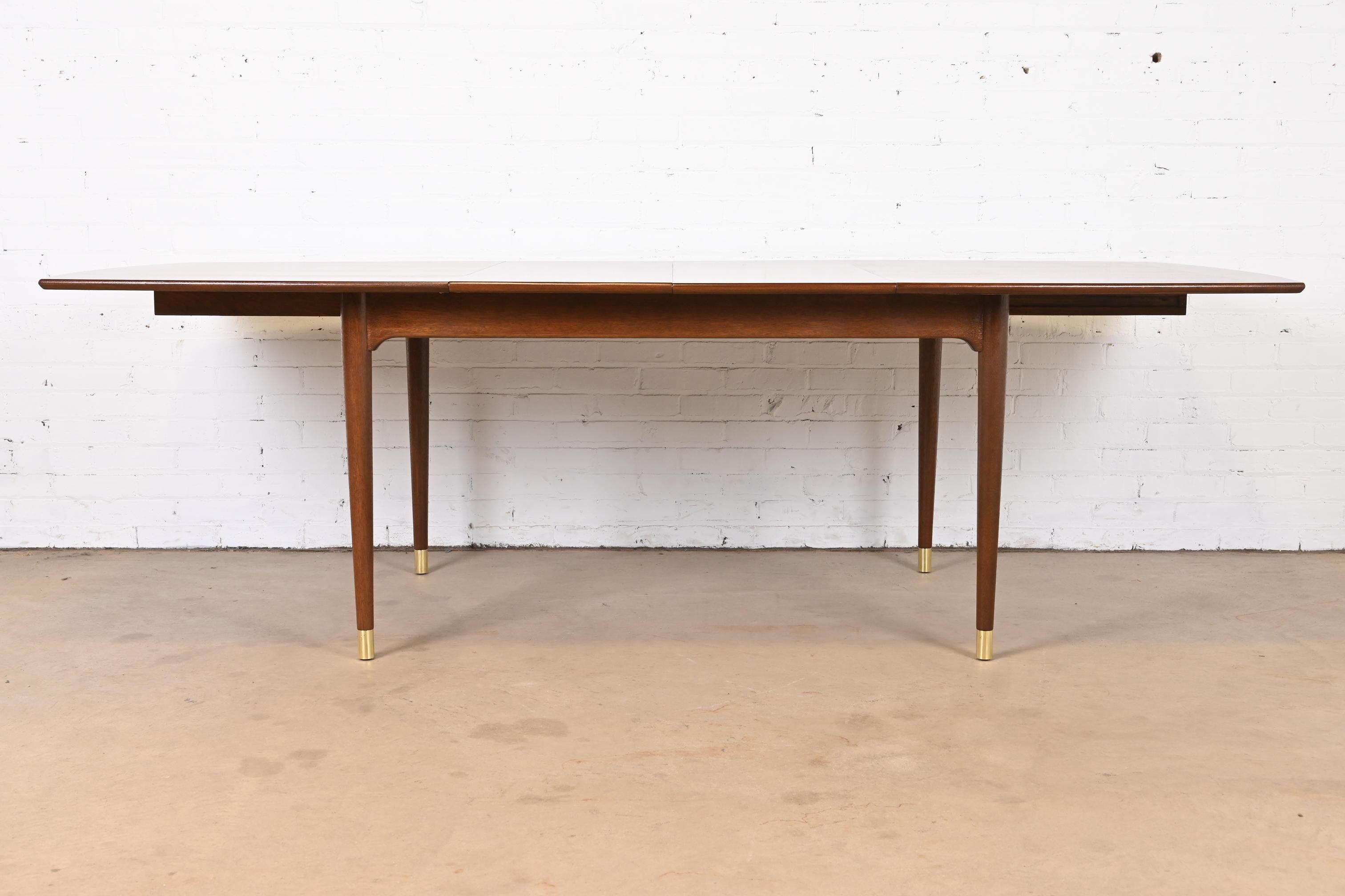An exceptional Mid-Century Modern boat-shaped extension dining table

By John Keal for Brown Saltman

USA, 1950s

Gorgeous ribbon mahogany, with brass capped feet

Measures: 64