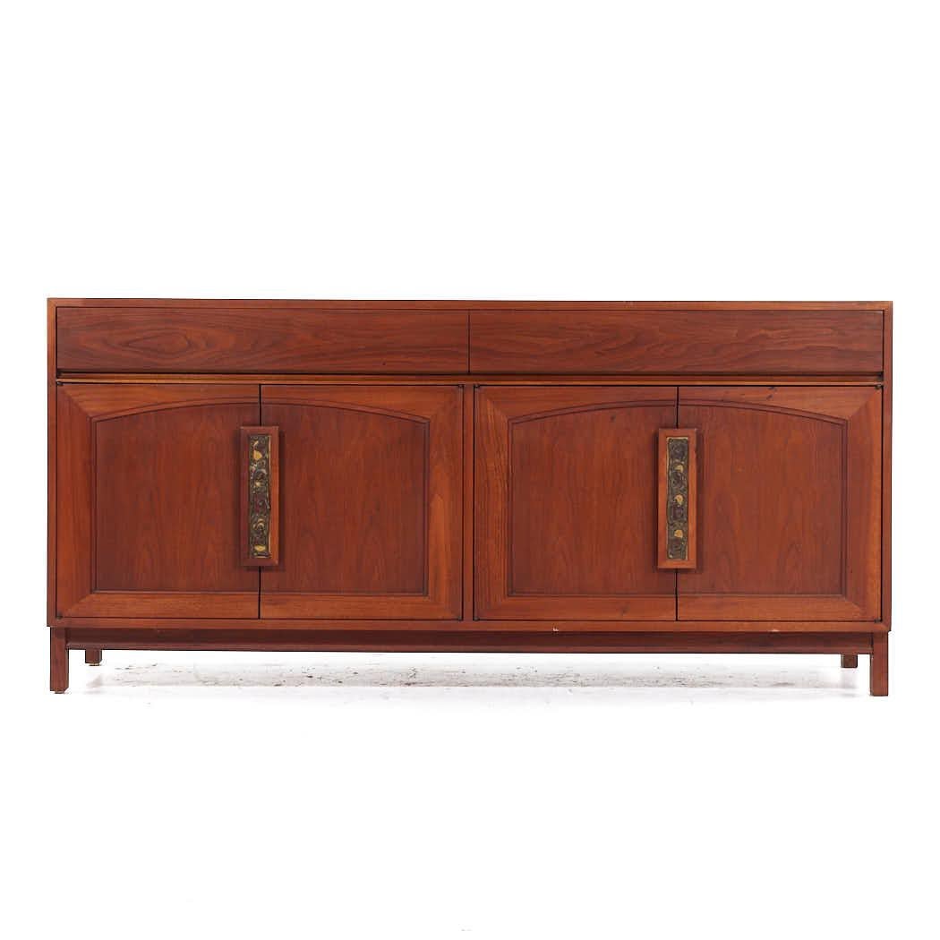 John Keal for Brown Saltman Mid Century Walnut Credenza

This highboy measures: 38 wide x 19 deep x 64.25 inches high

All pieces of furniture can be had in what we call restored vintage condition. That means the piece is restored upon purchase so