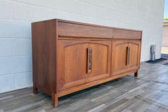 Credenza / buffet in noce in stile Mid-Century di John Keal per Brown Saltman, anni '70 circa