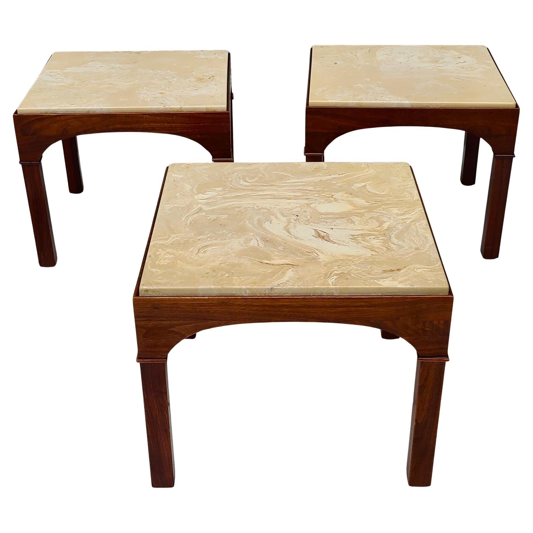 S'il vous plaît n'hésitez pas à atteindre pour efficace devis d'expédition à votre emplacement.

Ensemble de 3 tables d'appoint cubiques.
Conçu par John Keal pour Brown-Saltman.
Cadres en noyer massif. Plateaux en pierre moulée d'usine.