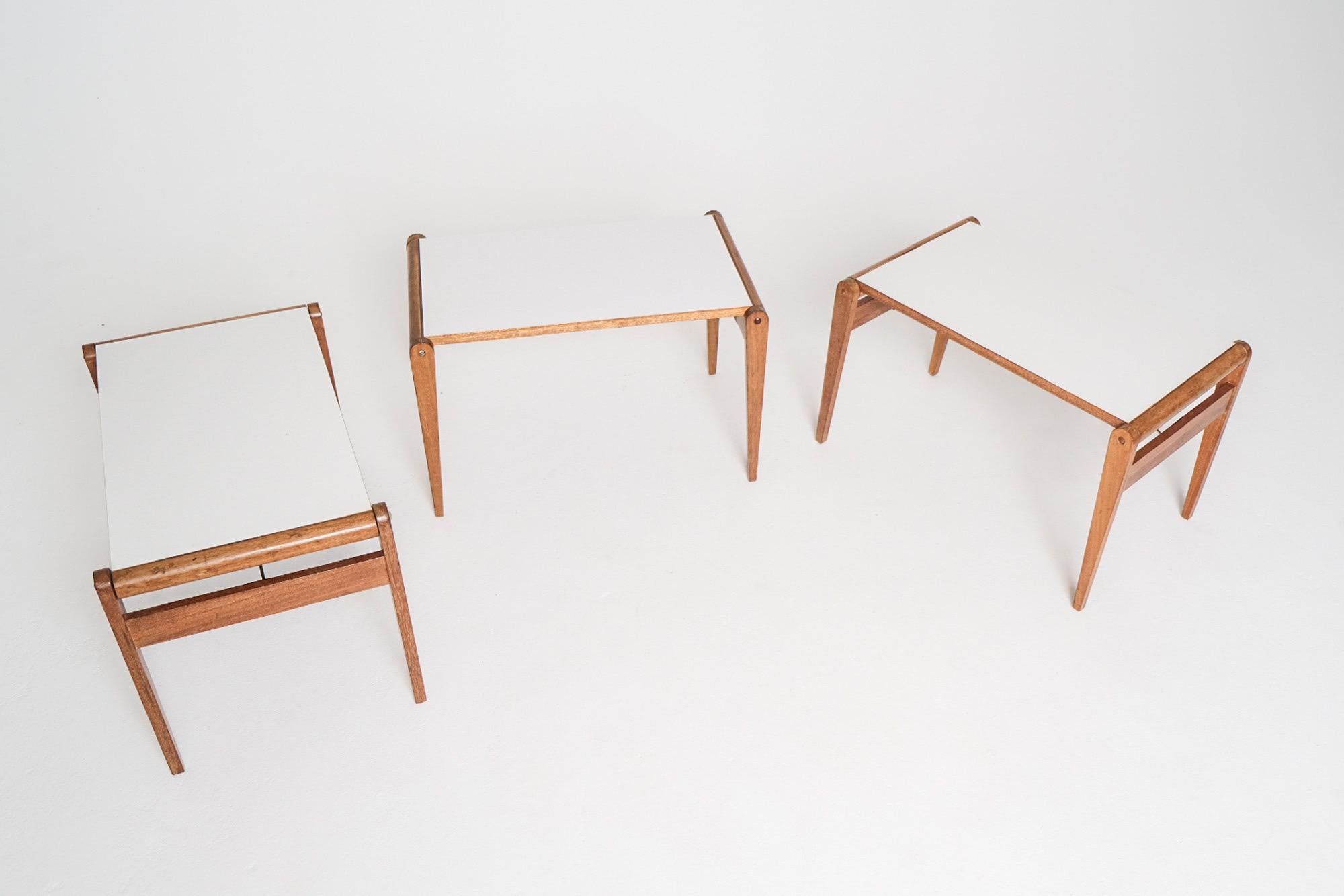 John Keal for Brown Saltman Tavolino con tre vassoi estraibili in nidificazione in vendita 3