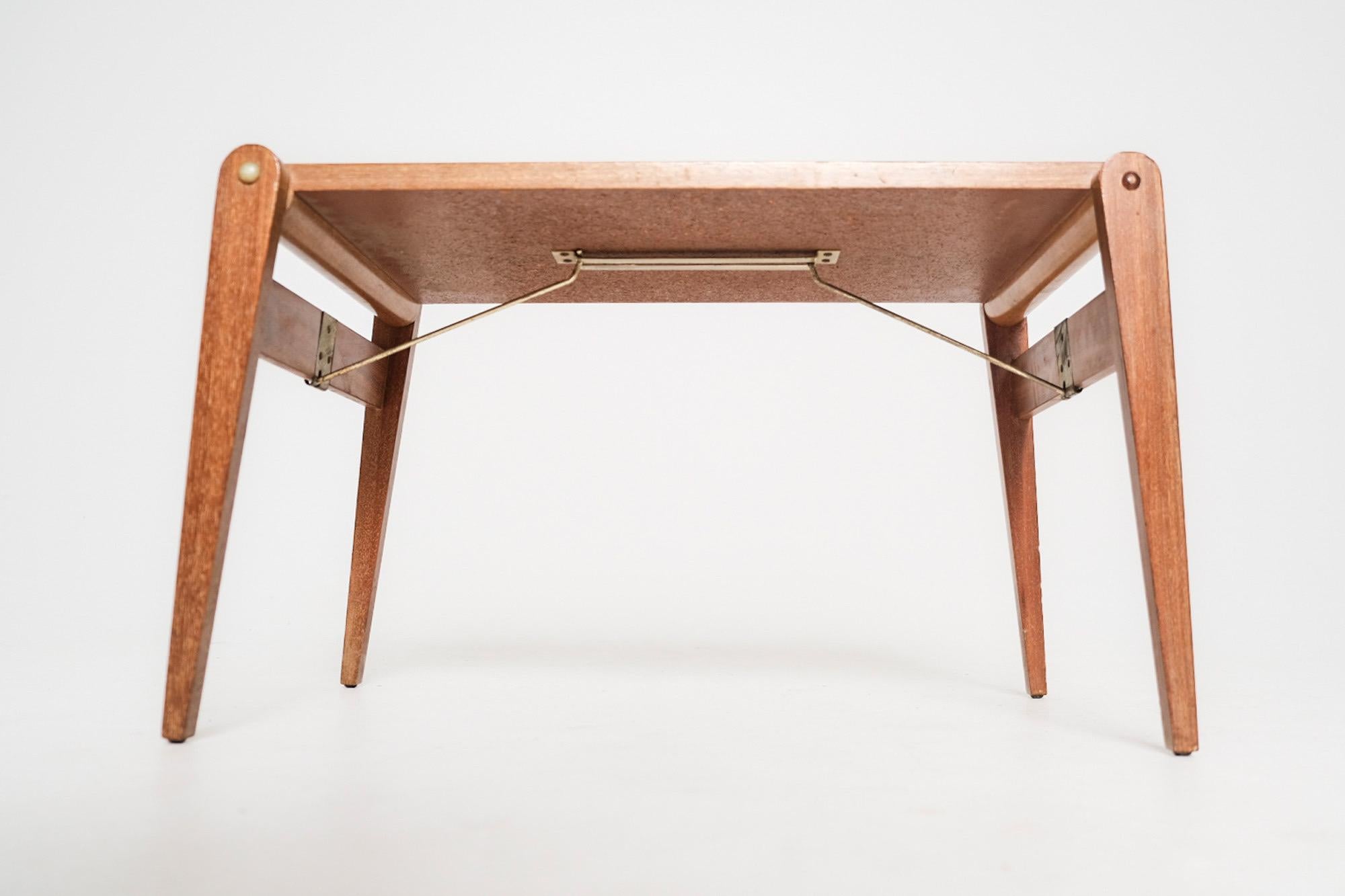 John Keal for Brown Saltman Tavolino con tre vassoi estraibili in nidificazione in vendita 5