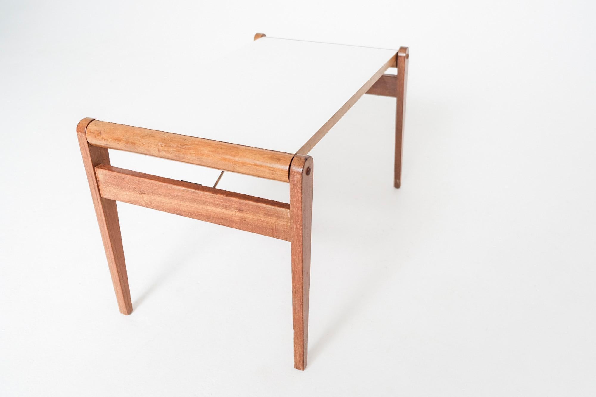 John Keal for Brown Saltman Tavolino con tre vassoi estraibili in nidificazione in vendita 8
