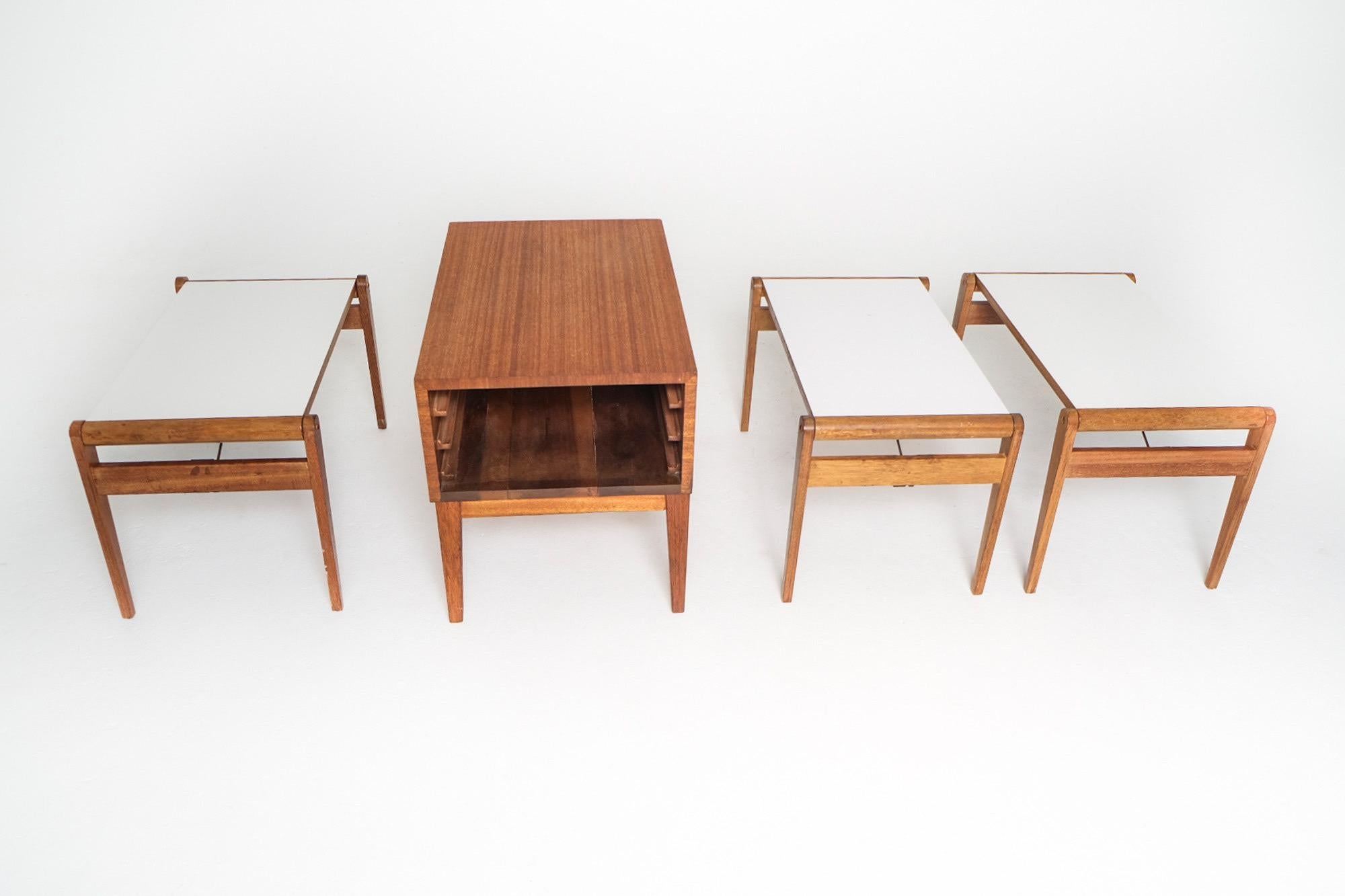 Un raro e ingegnoso tavolino Mid-Century Modern disegnato da John Keal per Brown Saltman of California, intorno agli anni Cinquanta. Realizzato in mogano sbiancato, questo pezzo compatto ma multifunzionale ospita tre tavolini estraibili nascosti