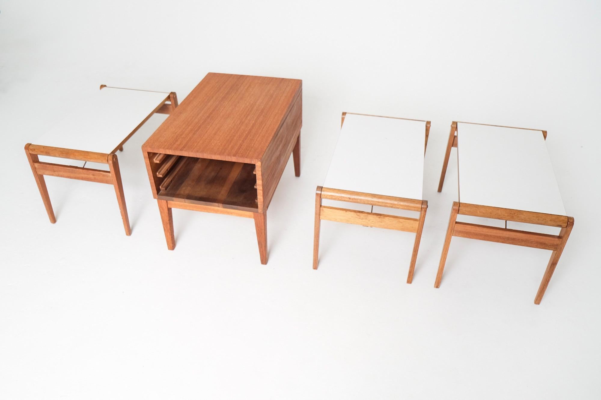 Mid-Century moderno John Keal for Brown Saltman Tavolino con tre vassoi estraibili in nidificazione in vendita