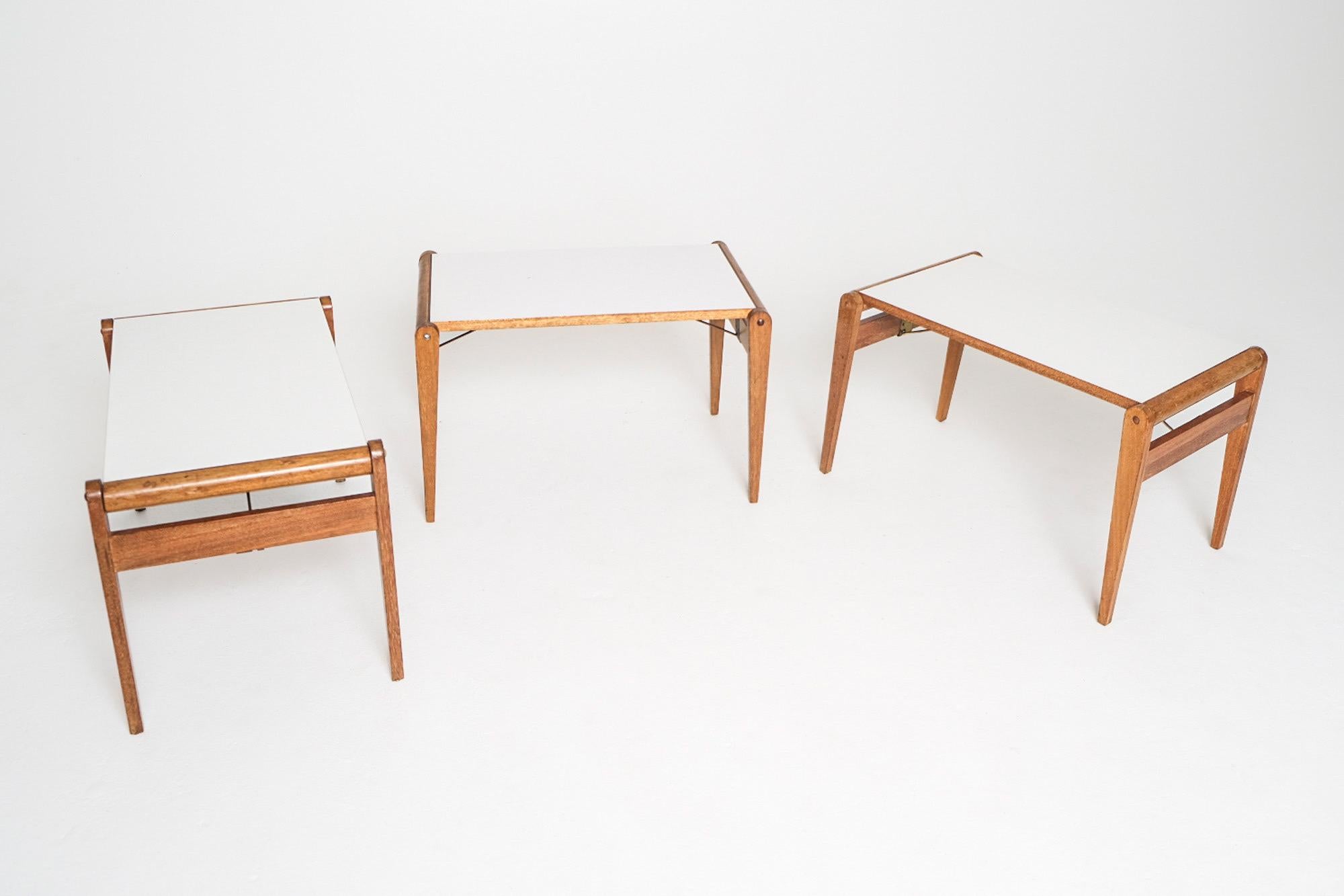 John Keal for Brown Saltman Tavolino con tre vassoi estraibili in nidificazione in vendita 2