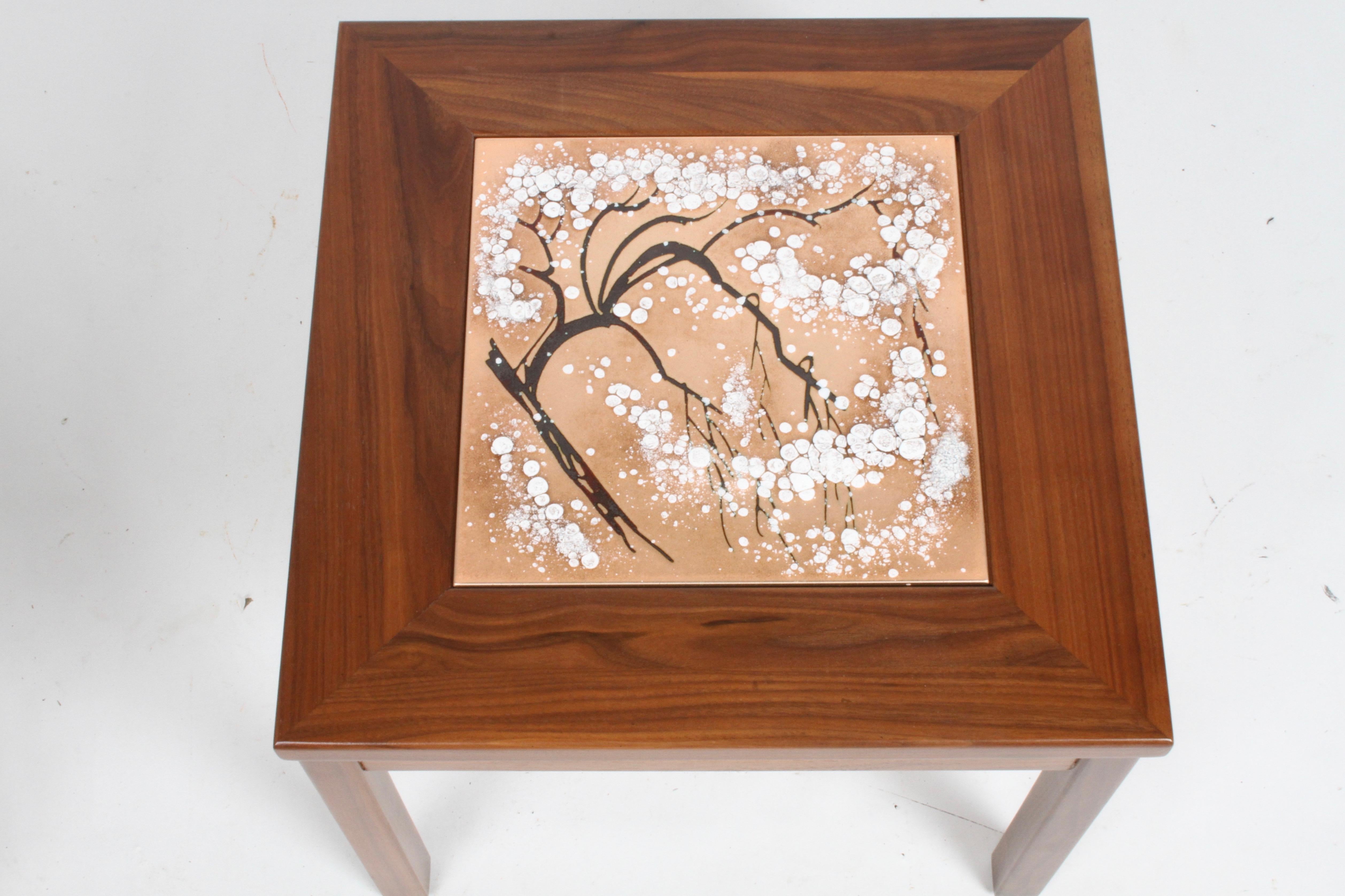 Beistelltische aus Nussbaumholz mit Kachelplatte von John Keal für Brown Saltman Snowbell (Keramik) im Angebot