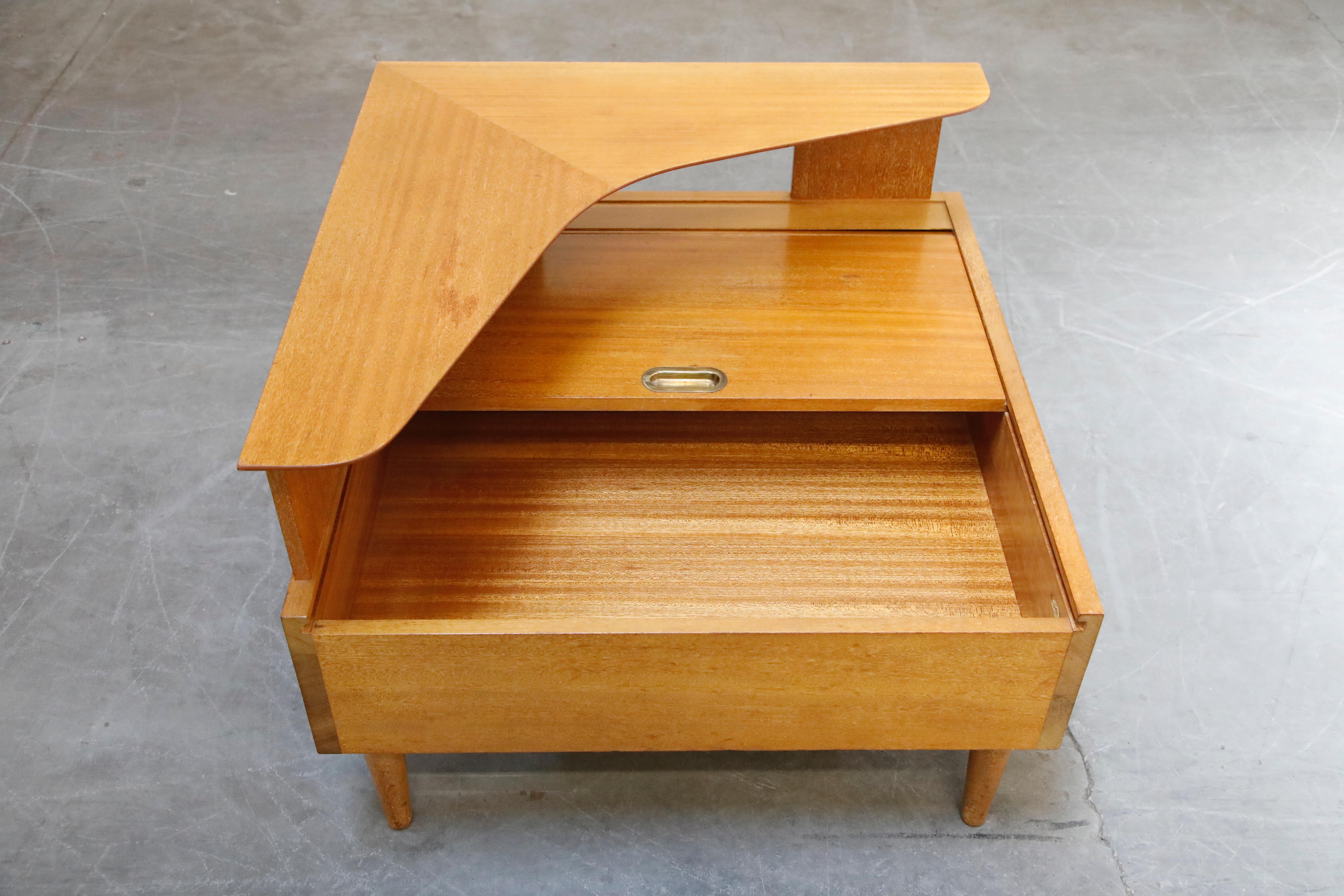 corner table with storage