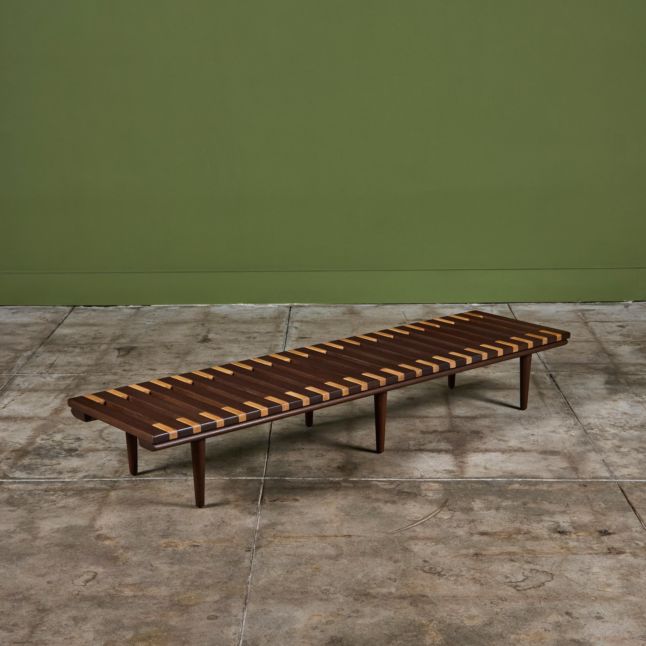 Banc à profil bas par John Keal pour Brown Profiles, vers les années 1950, USA. Le banc présente un mélange de bois d'acajou et de hêtre qui offre de la texture et de la profondeur avec des tons de bois variés. Parfait comme table basse à profil