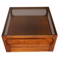 John Keal per Brown Saltman Tavolino a 1 cassetto in noce e vetro fumé