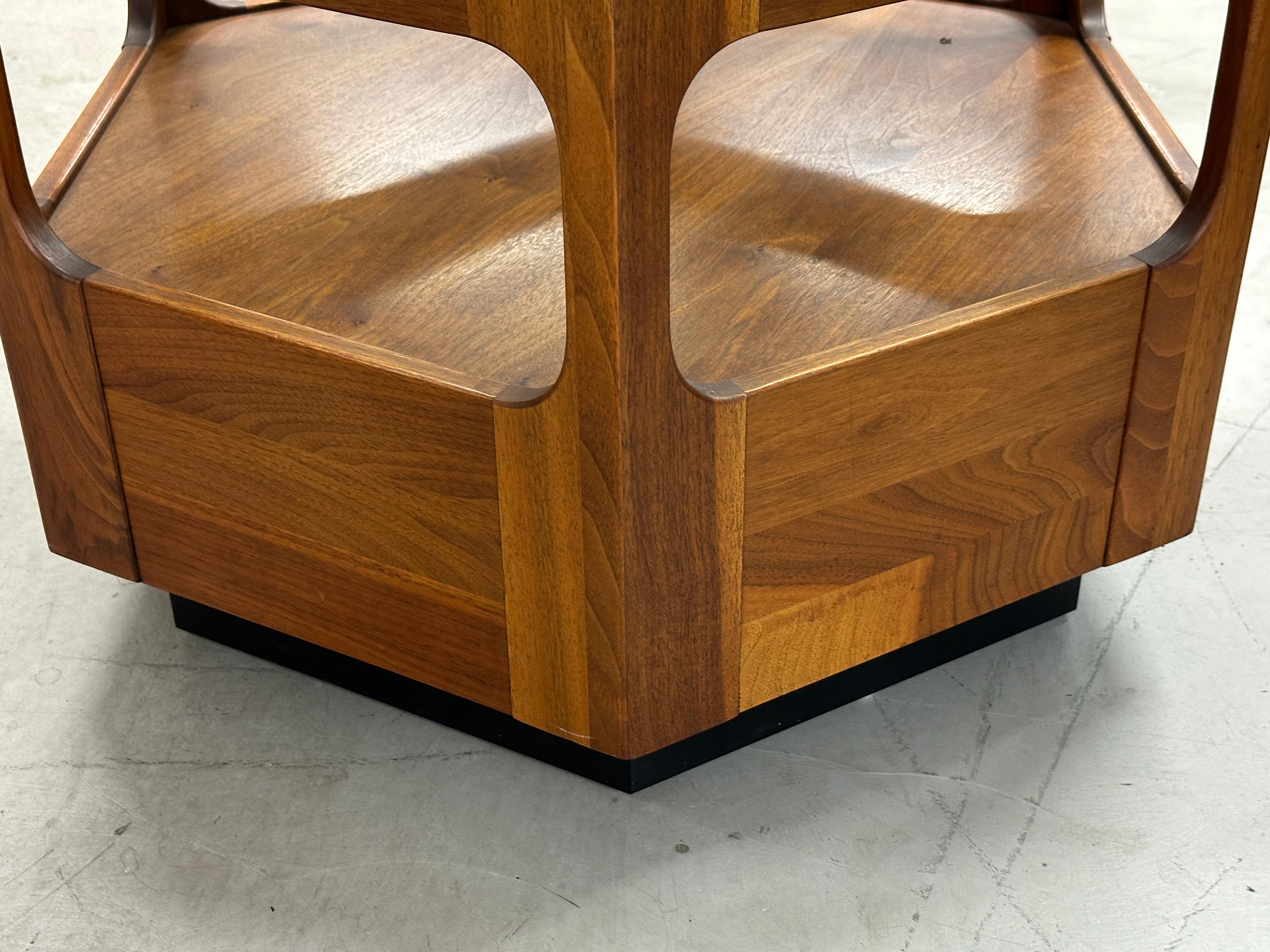 John Keal for Brown Saltman Walnut Hexagonal Side Table In Good Condition In Palm Springs, CA