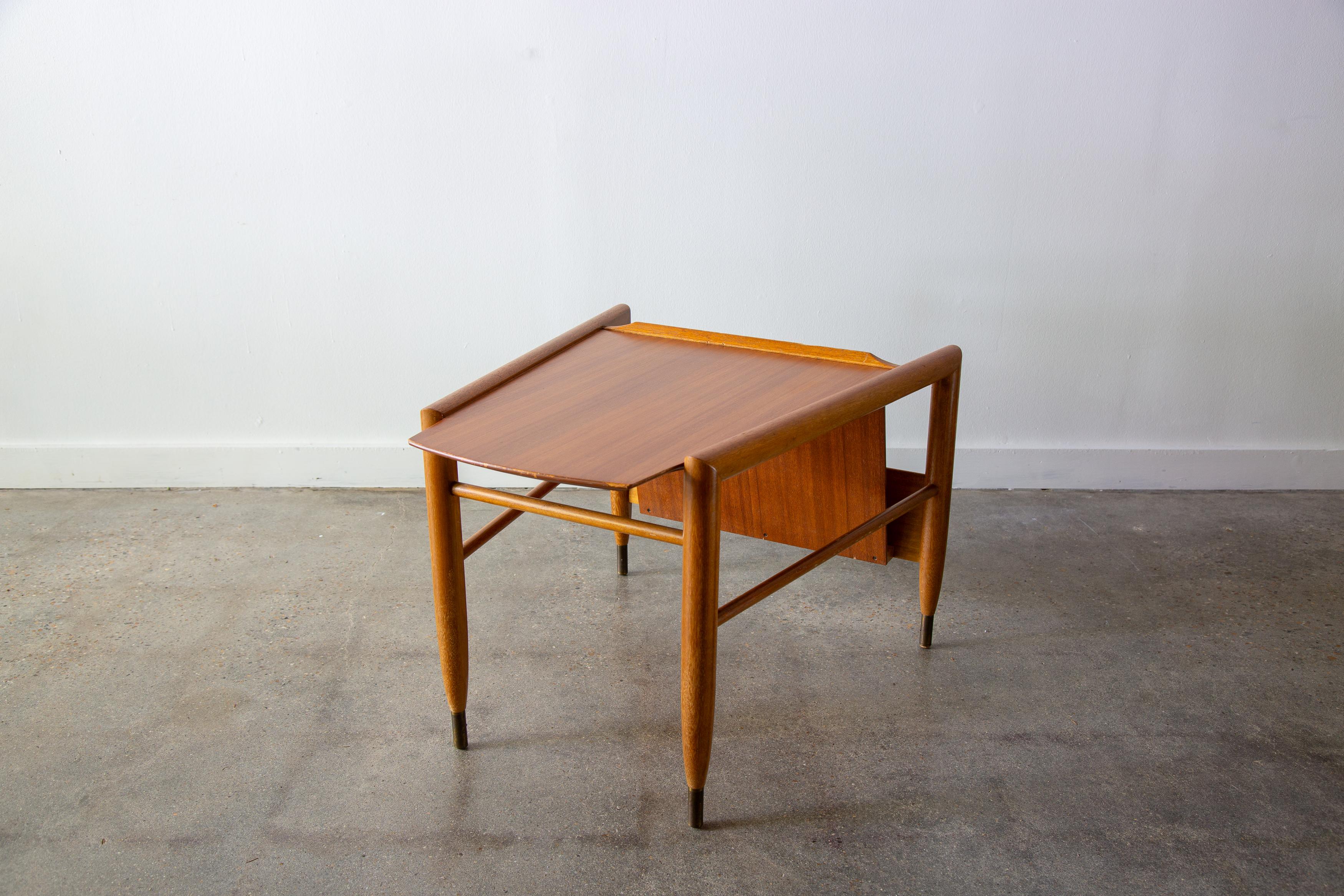 John Keal for Brown Saltman Wedge Table with Magazine Rack mid century modern In Good Condition In Virginia Beach, VA