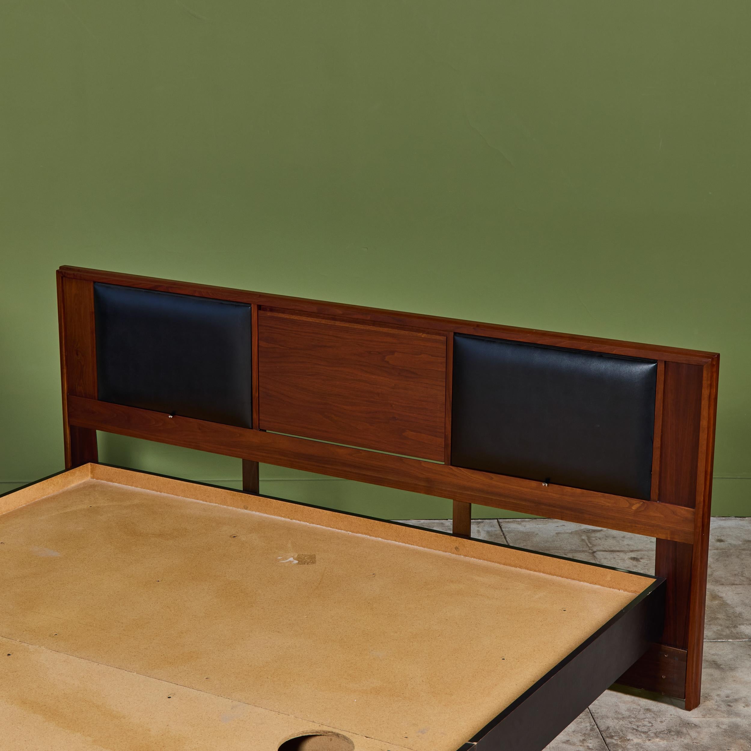 I Johns King Size Headboard for Brown Saltman with Custom Bed Frame (Tête de lit taille King pour Brown Saltman avec cadre de lit sur mesure) en vente 3