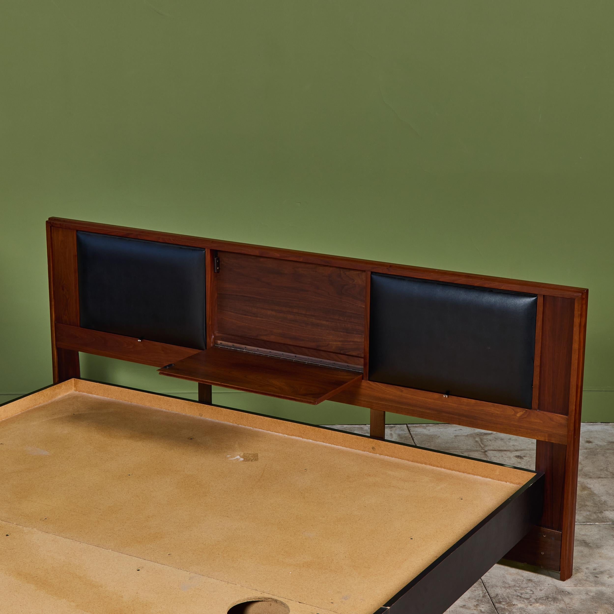 I Johns King Size Headboard for Brown Saltman with Custom Bed Frame (Tête de lit taille King pour Brown Saltman avec cadre de lit sur mesure) en vente 4