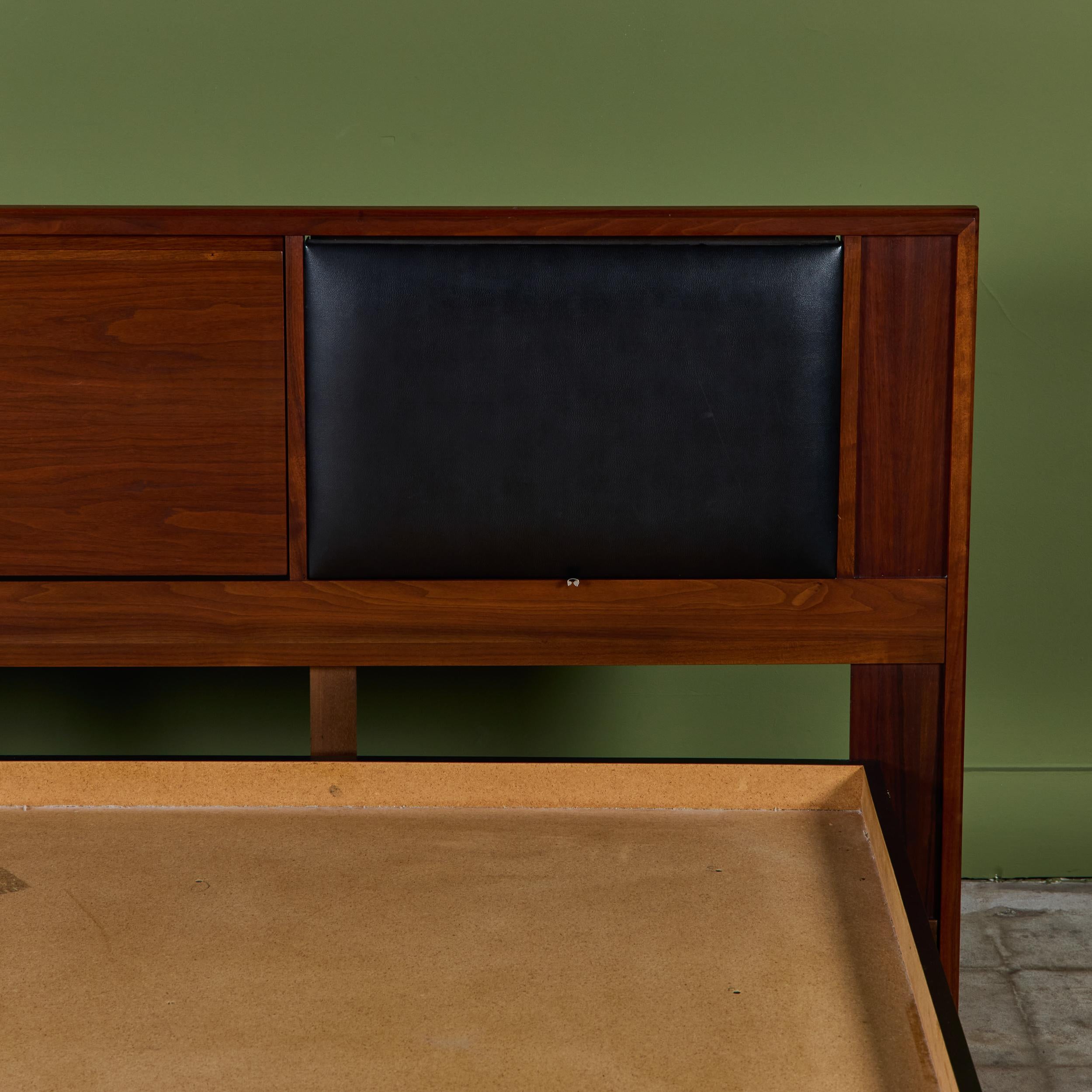 I Johns King Size Headboard for Brown Saltman with Custom Bed Frame (Tête de lit taille King pour Brown Saltman avec cadre de lit sur mesure) en vente 7