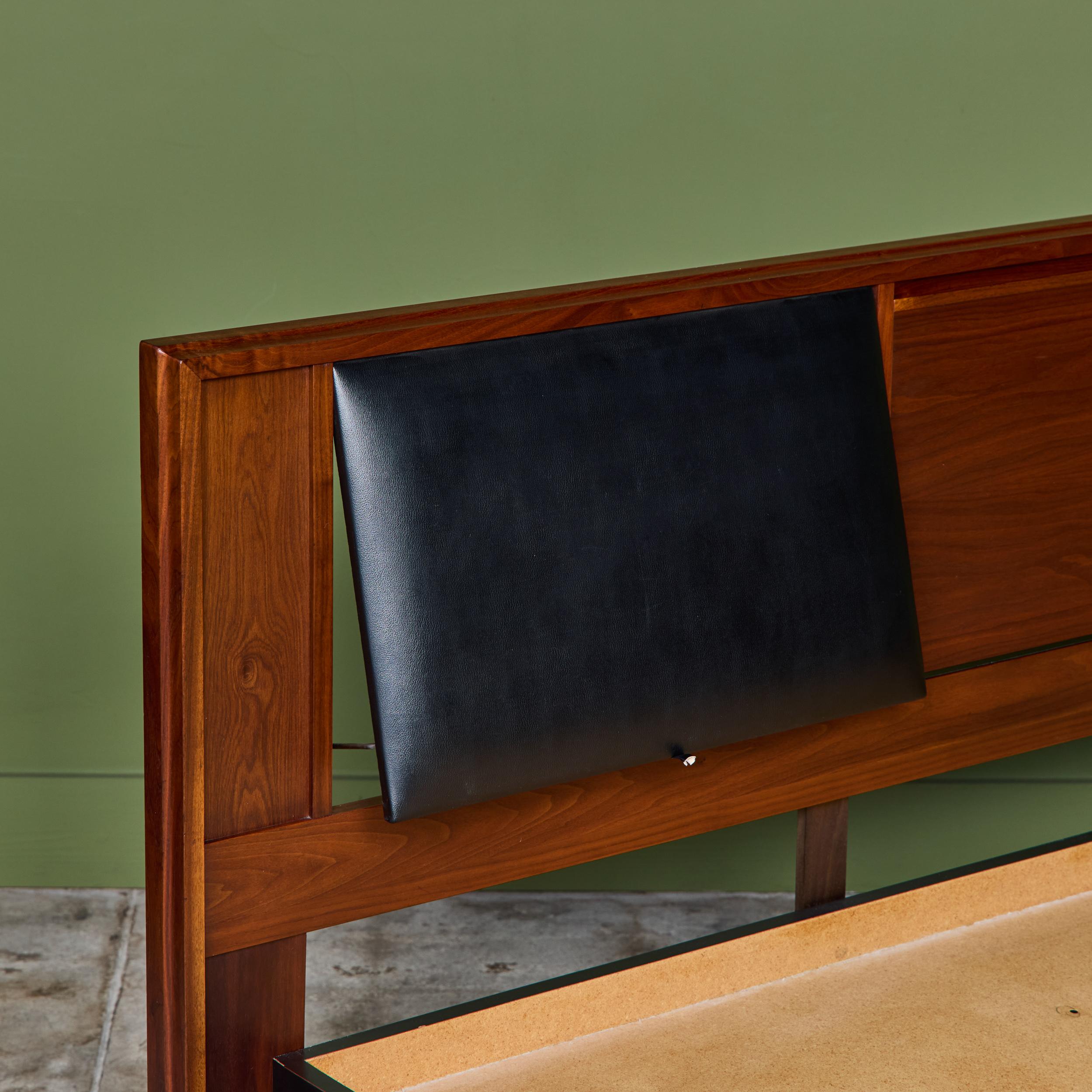 Mid-Century Modern I Johns King Size Headboard for Brown Saltman with Custom Bed Frame (Tête de lit taille King pour Brown Saltman avec cadre de lit sur mesure) en vente