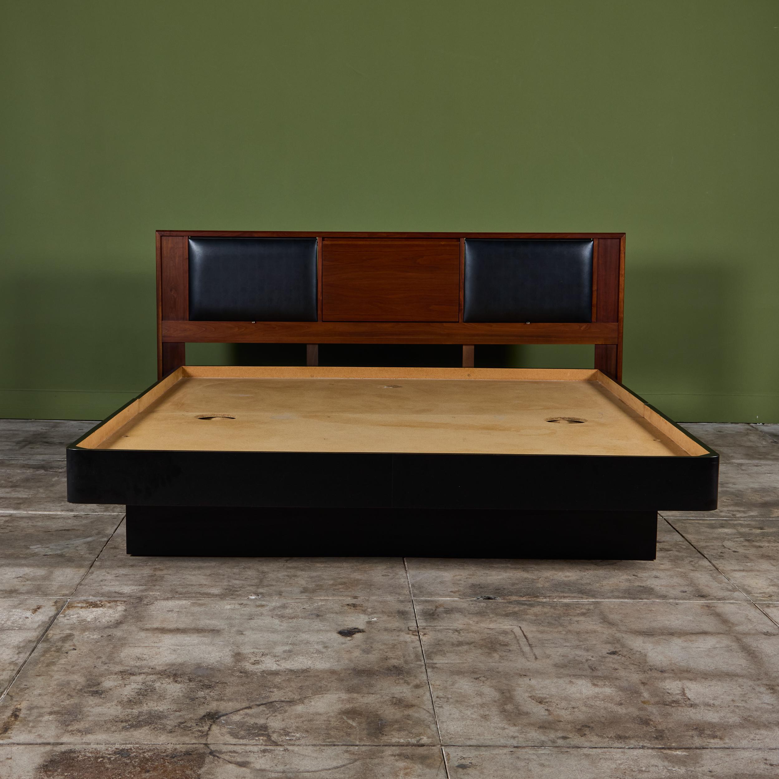 I Johns King Size Headboard for Brown Saltman with Custom Bed Frame (Tête de lit taille King pour Brown Saltman avec cadre de lit sur mesure) Bon état - En vente à Los Angeles, CA