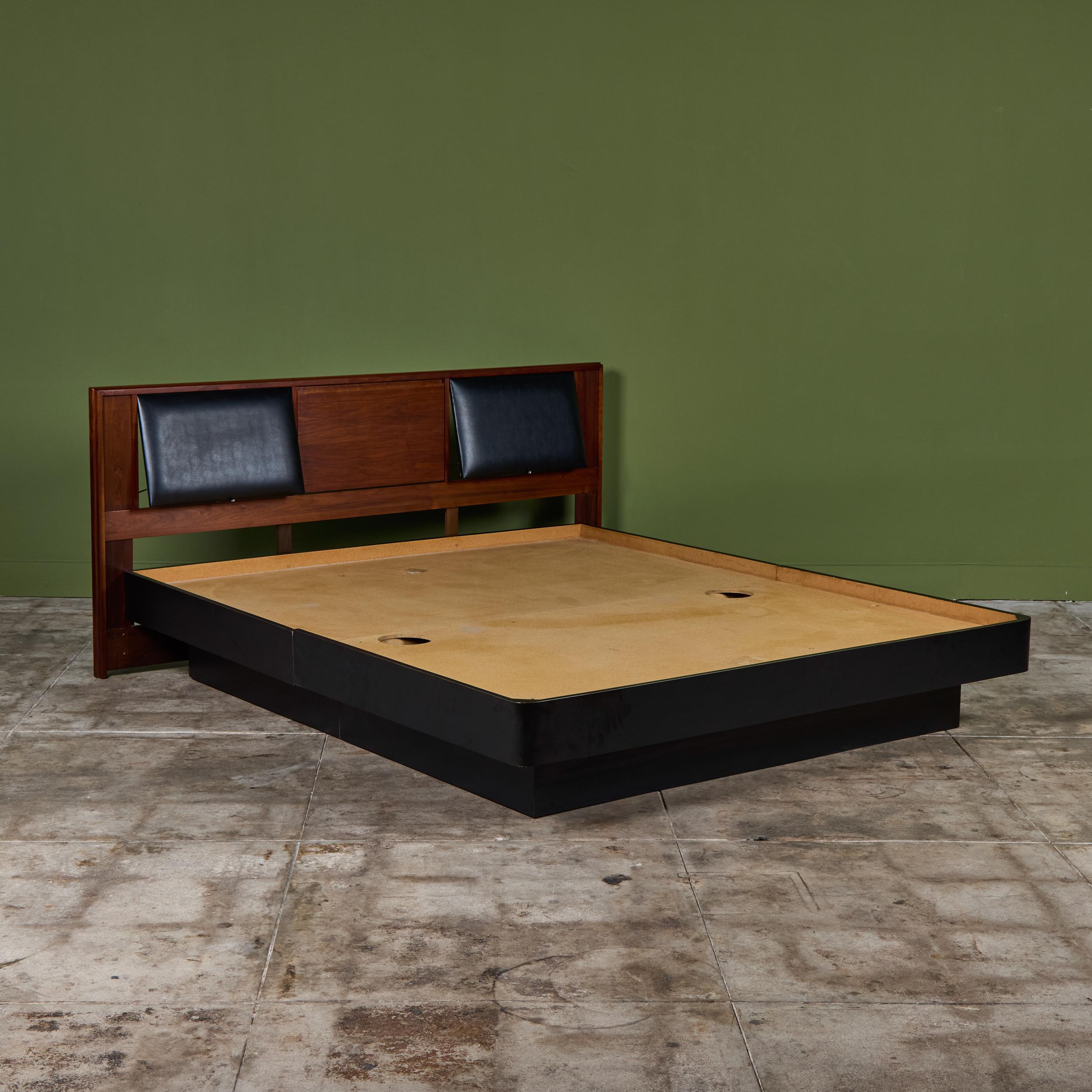 I Johns King Size Headboard for Brown Saltman with Custom Bed Frame (Tête de lit taille King pour Brown Saltman avec cadre de lit sur mesure) en vente 1