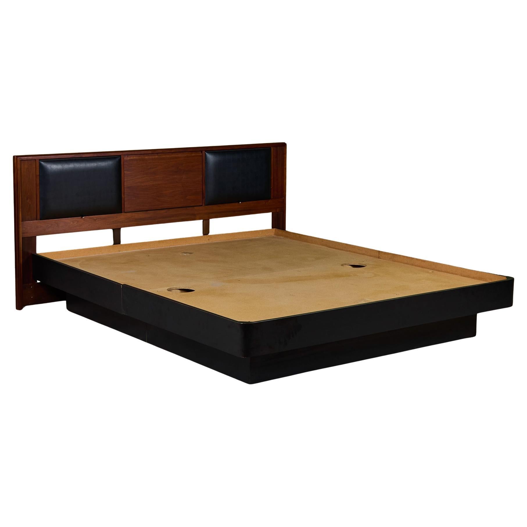 I Johns King Size Headboard for Brown Saltman with Custom Bed Frame (Tête de lit taille King pour Brown Saltman avec cadre de lit sur mesure) en vente