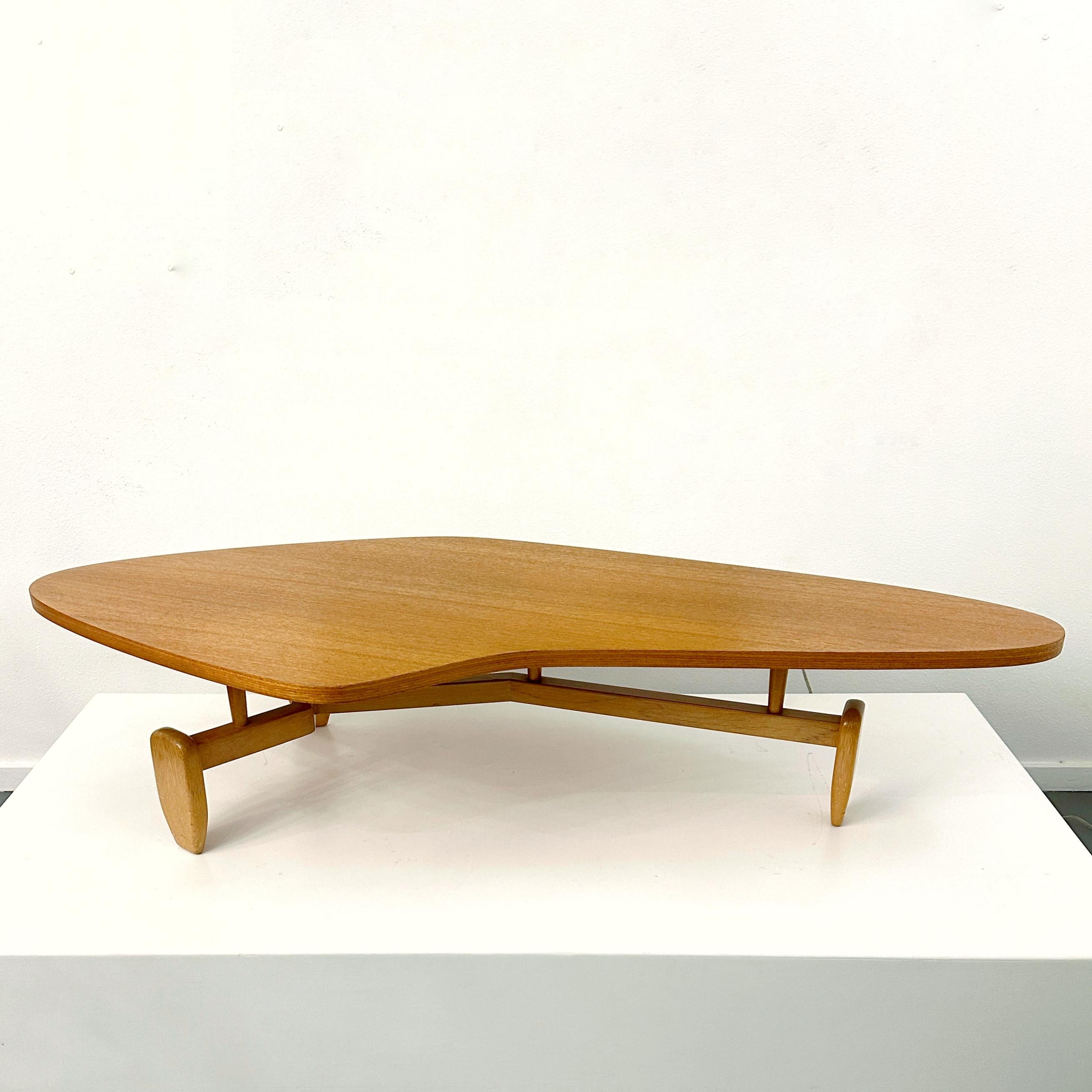 Laminated John Keal Mahogany Biomorphic Outrigger Coffee Table for Brown Saltman, ca 1950s