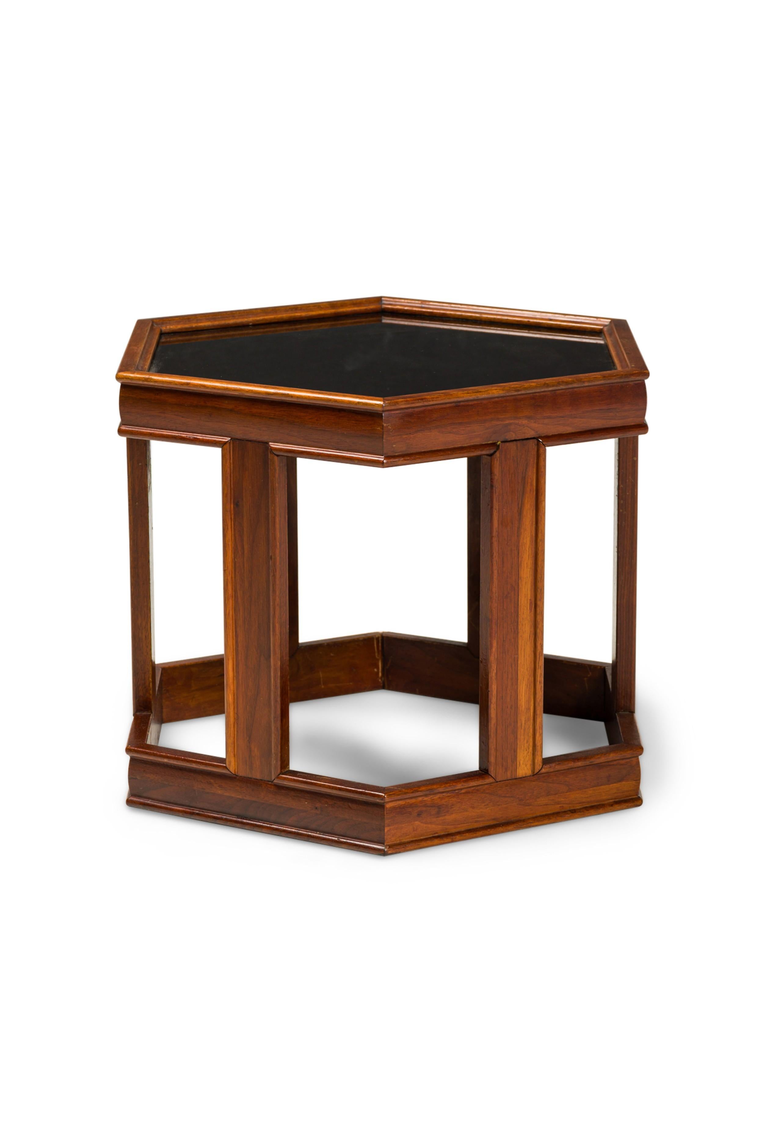 Table d'appoint / d'extrémité en noyer du milieu du siècle dernier avec base hexagonale et plateaux avec une structure centrale ouverte et un plateau de table en verre noir. (JOHN KEAL POUR BROWN SALTMAN)

Remplacement du plateau en verre