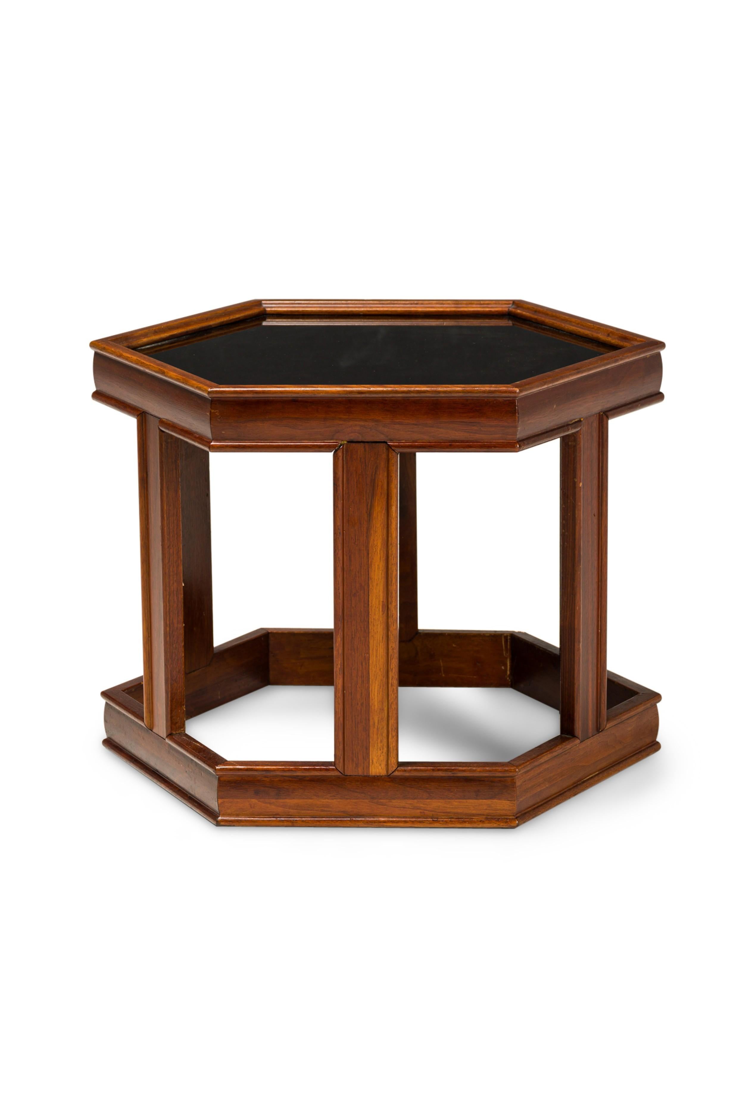 Mid-Century Modern I John Keal Table d'appoint / de bout hexagonale du milieu du siècle en verre noir et noyer en vente