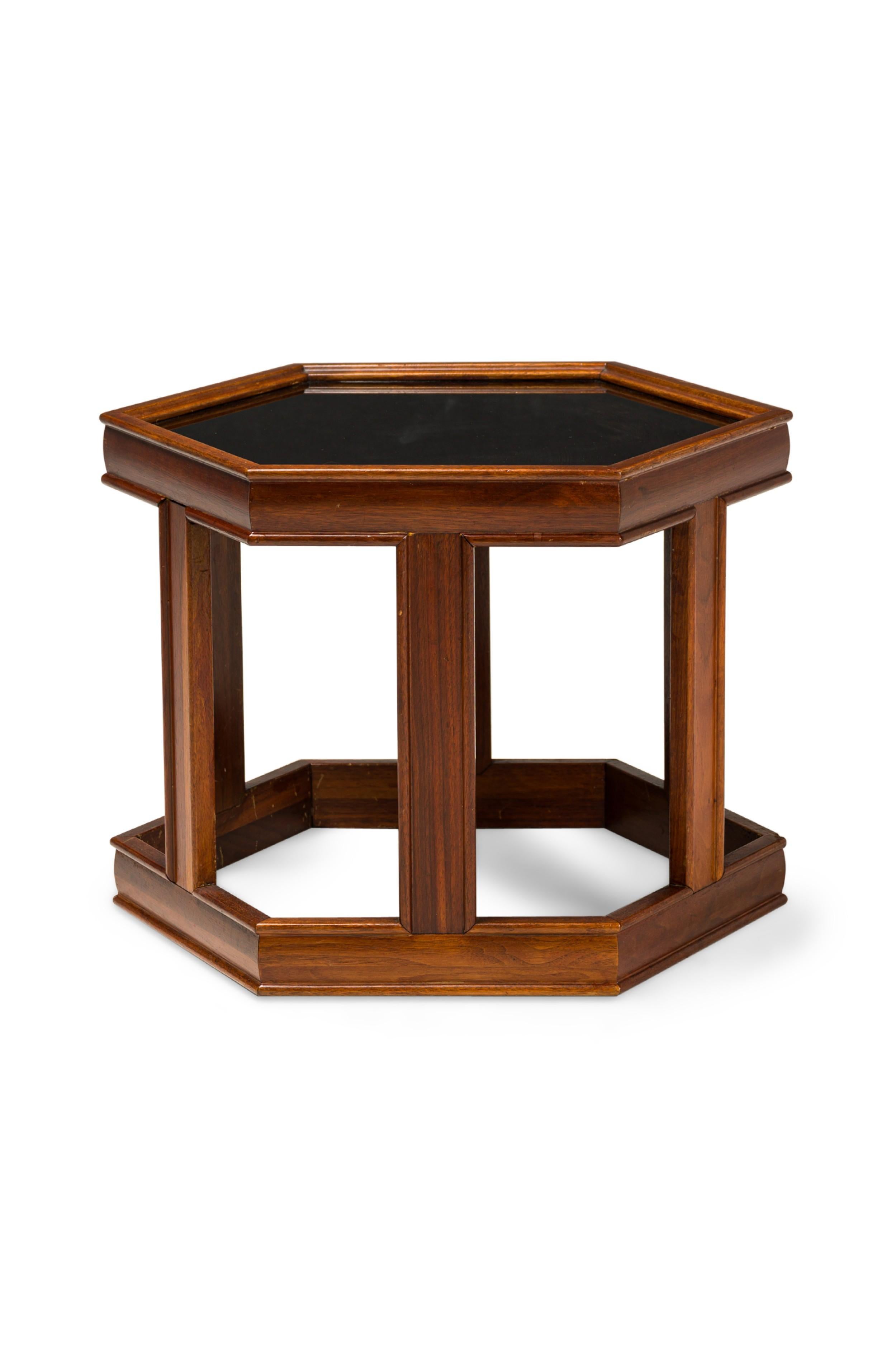 Américain I John Keal Table d'appoint / de bout hexagonale du milieu du siècle en verre noir et noyer en vente