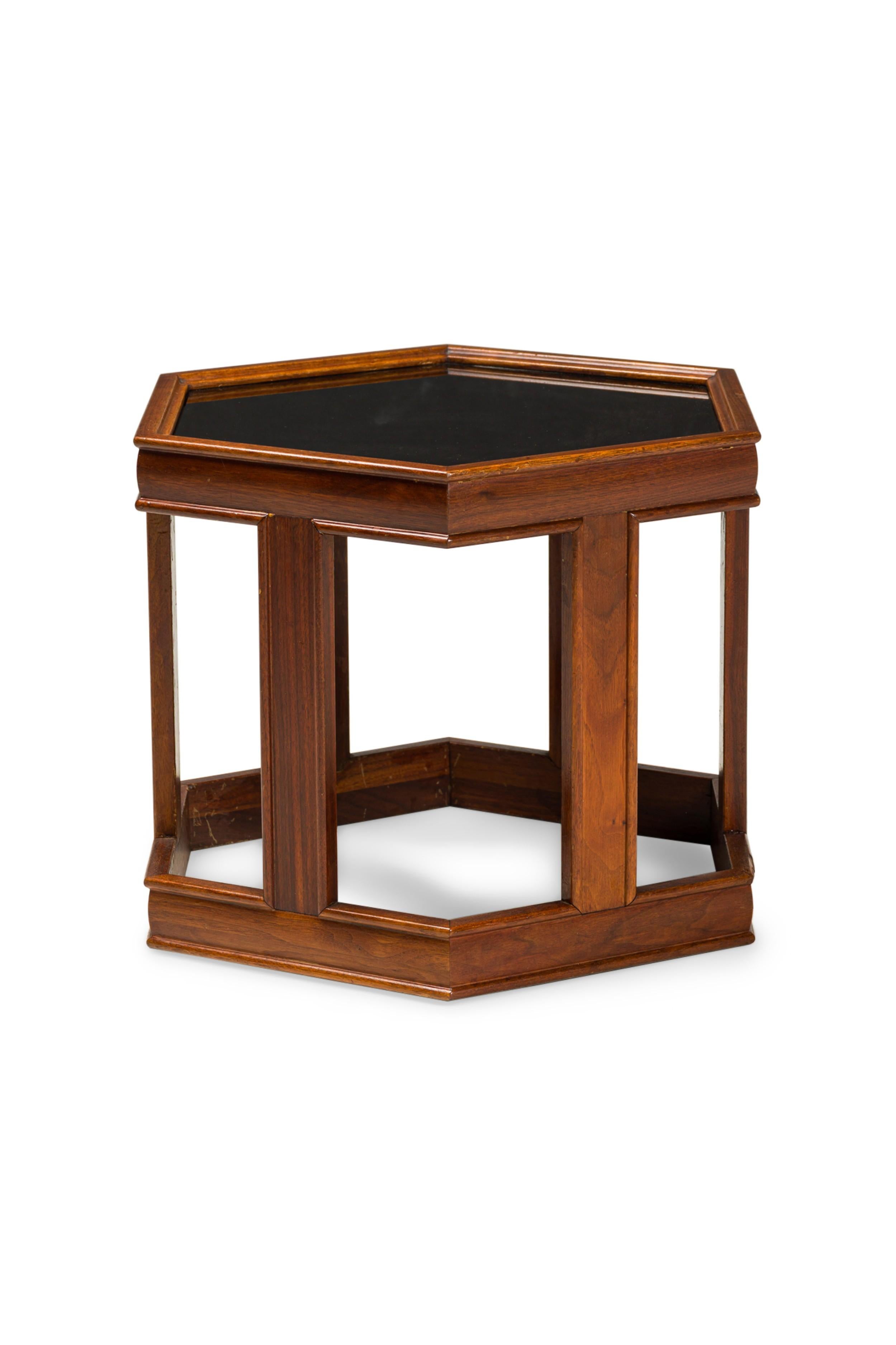 Fait main I John Keal Table d'appoint / de bout hexagonale du milieu du siècle en verre noir et noyer en vente