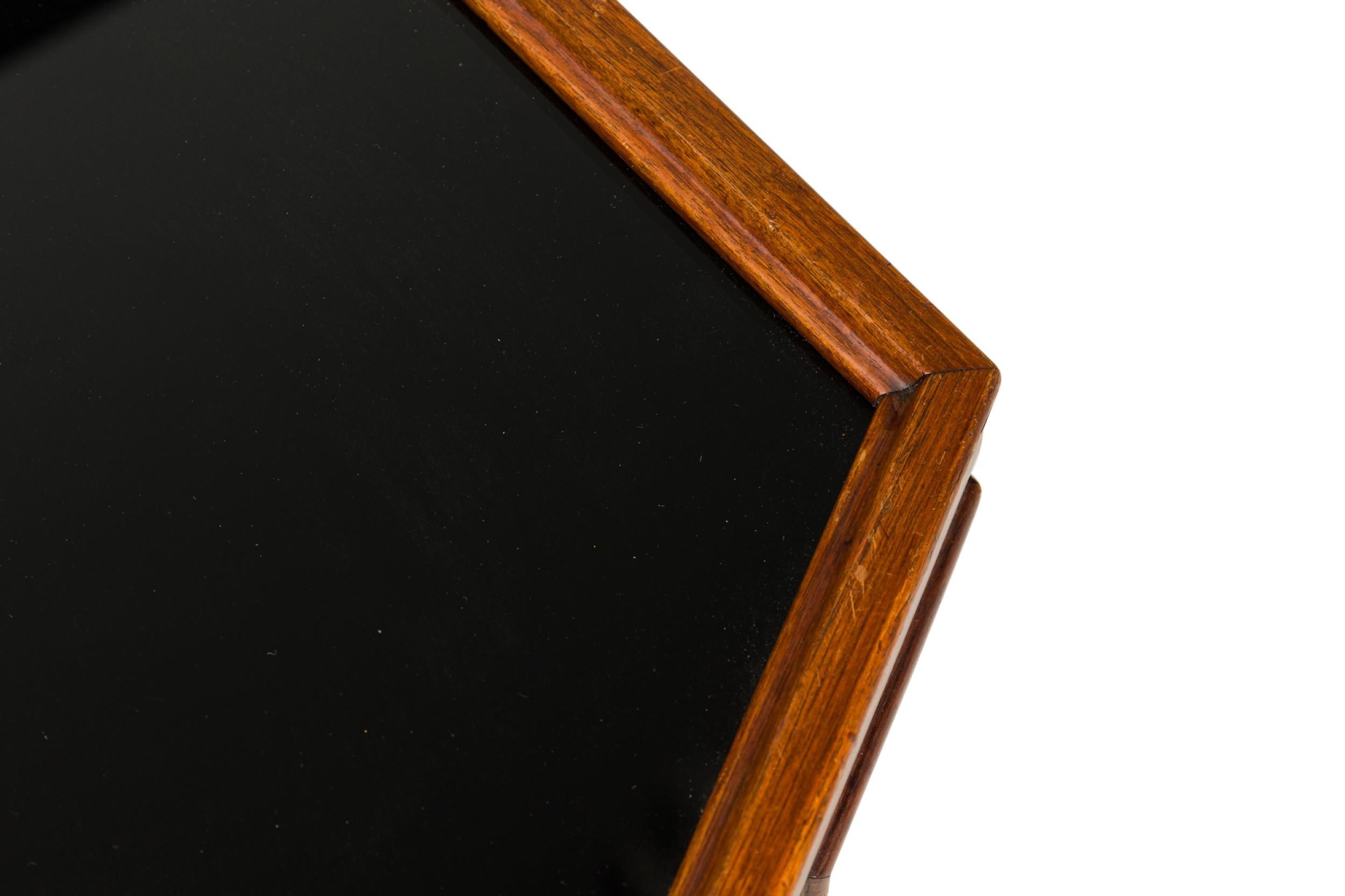 Verre I John Keal Table d'appoint / de bout hexagonale du milieu du siècle en verre noir et noyer en vente