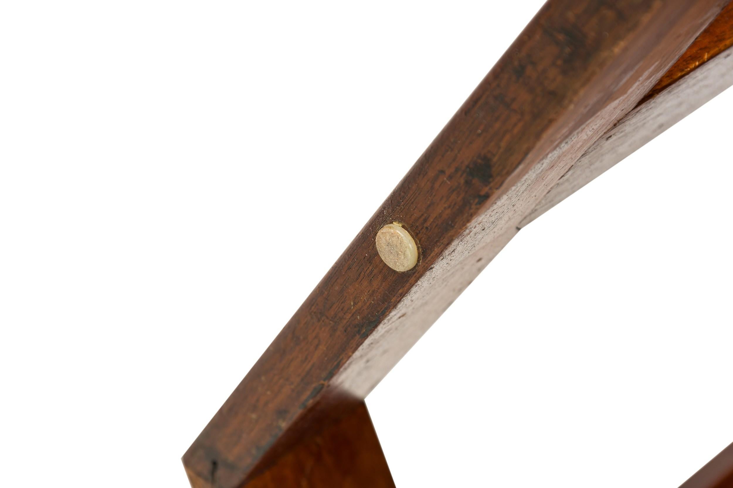 I John Keal Table d'appoint / de bout hexagonale du milieu du siècle en verre noir et noyer en vente 1
