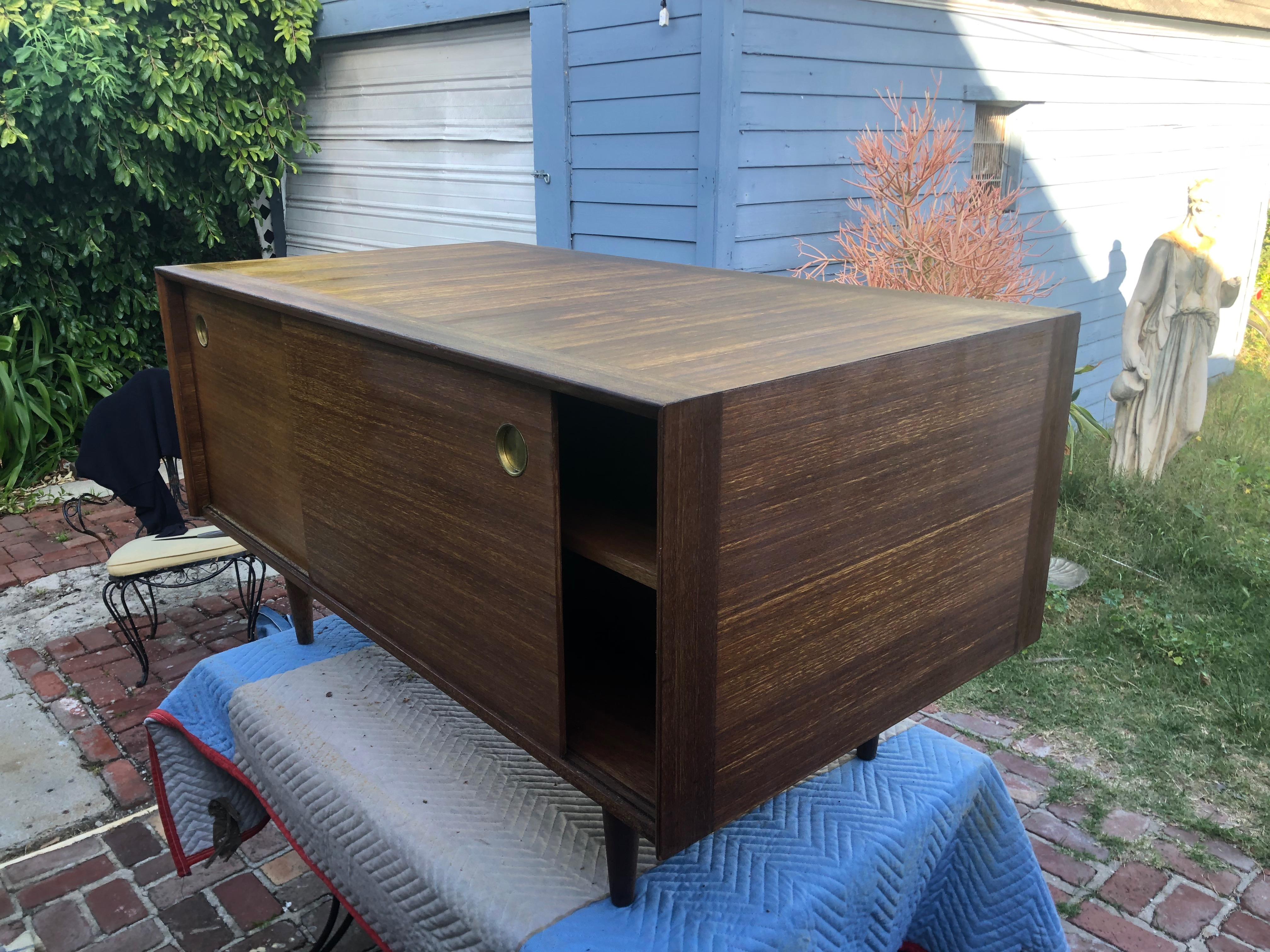 John Keal Mid-Century Modern Walnut Desk In Good Condition For Sale In Culver City, CA